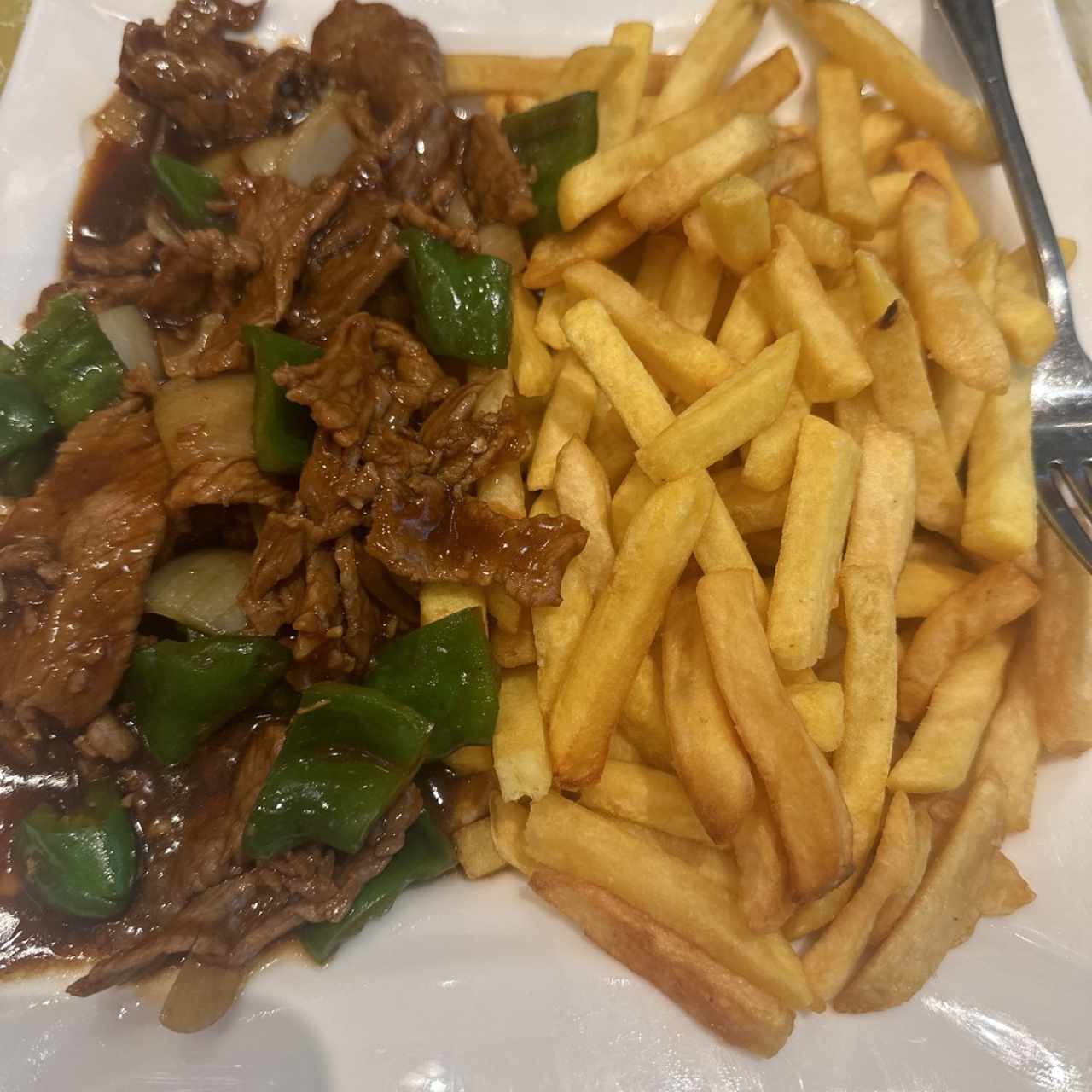 Bistec picado con papas fritas