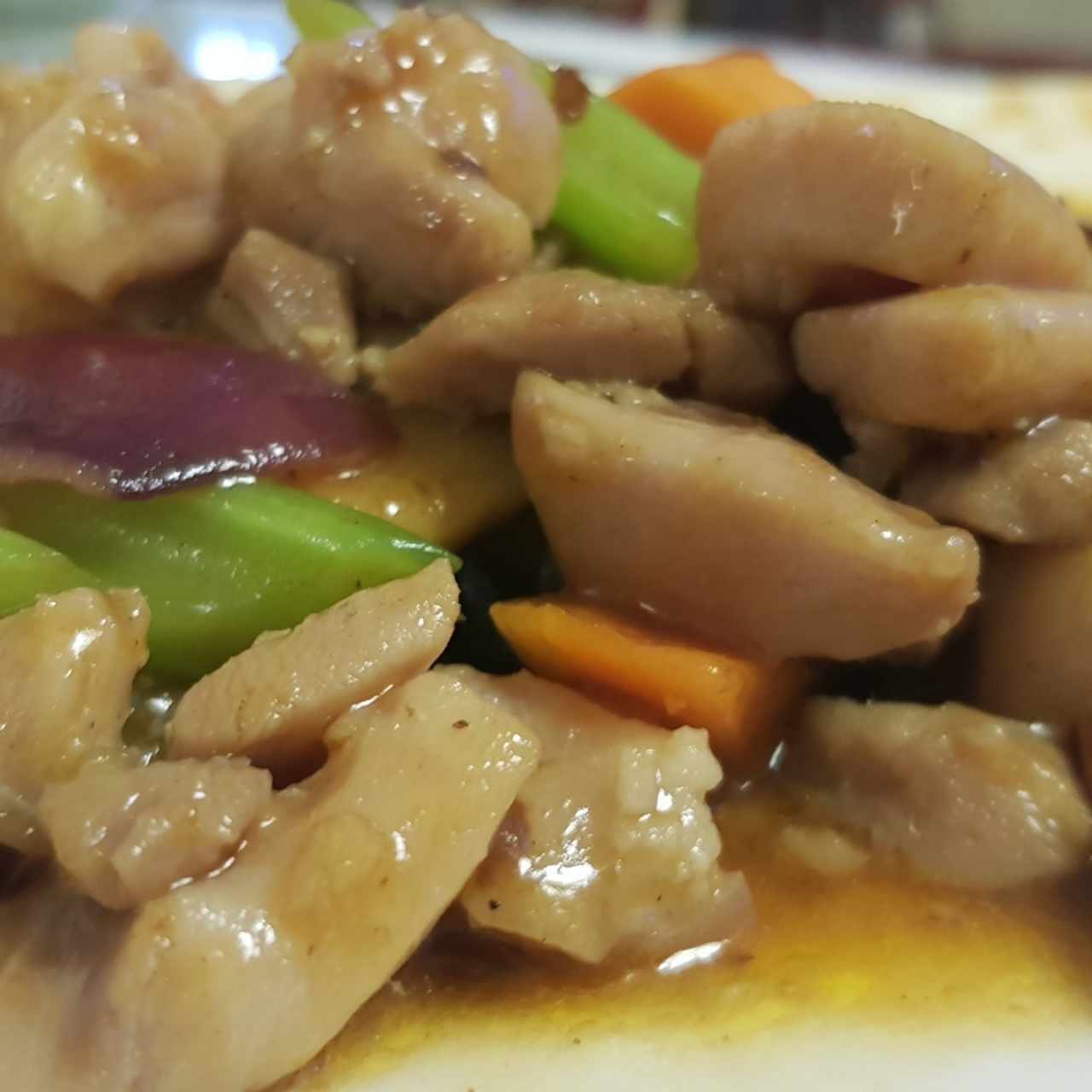 Pollo con hongos y vegetales