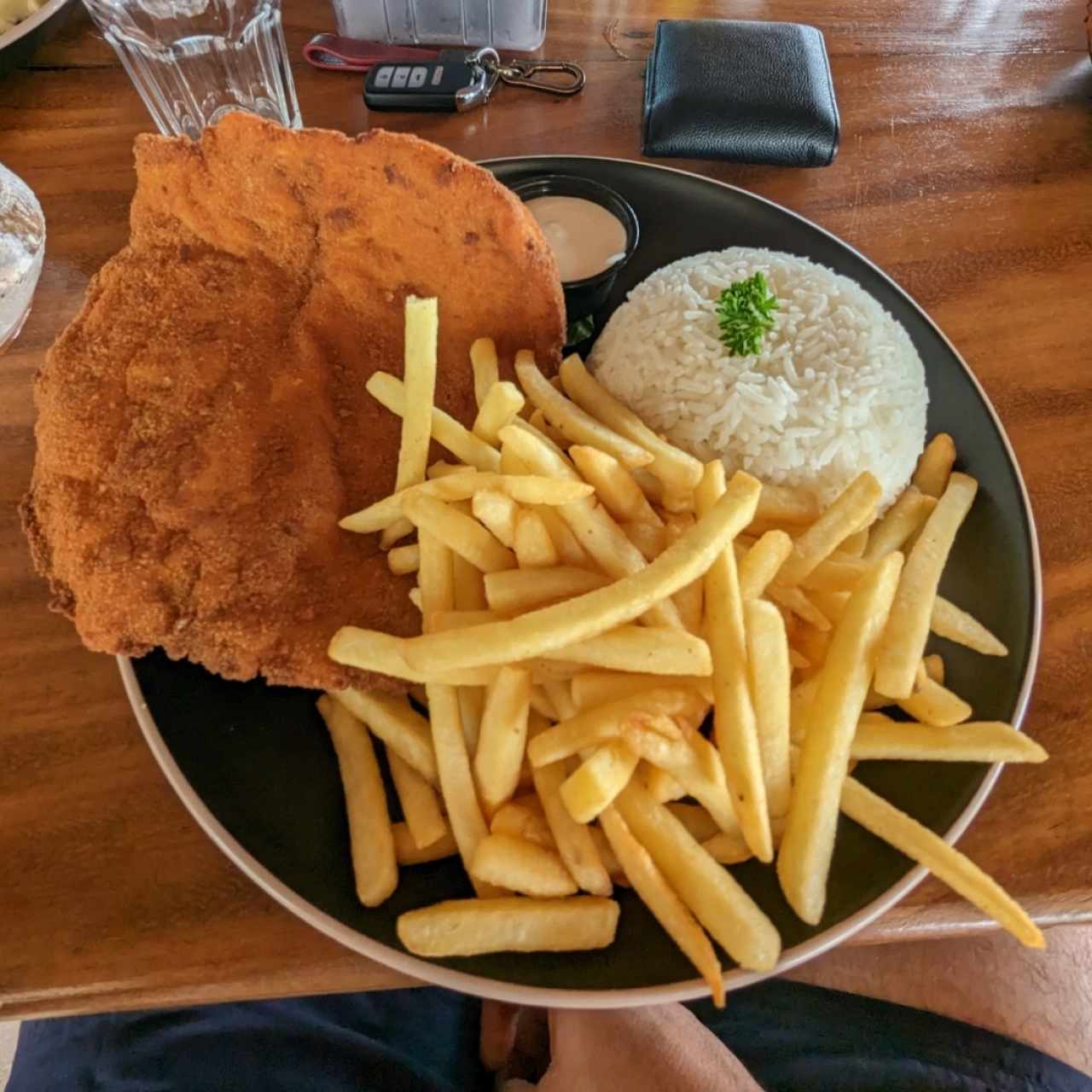 Filete de Pollo con arroz y papas fritas