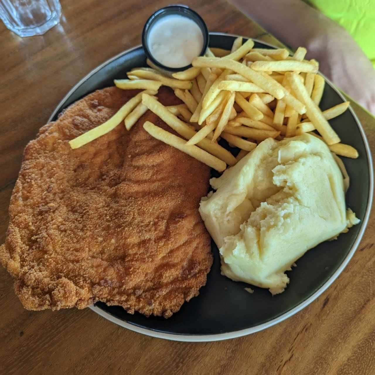 Filete de Pollo con puré y papas fritas