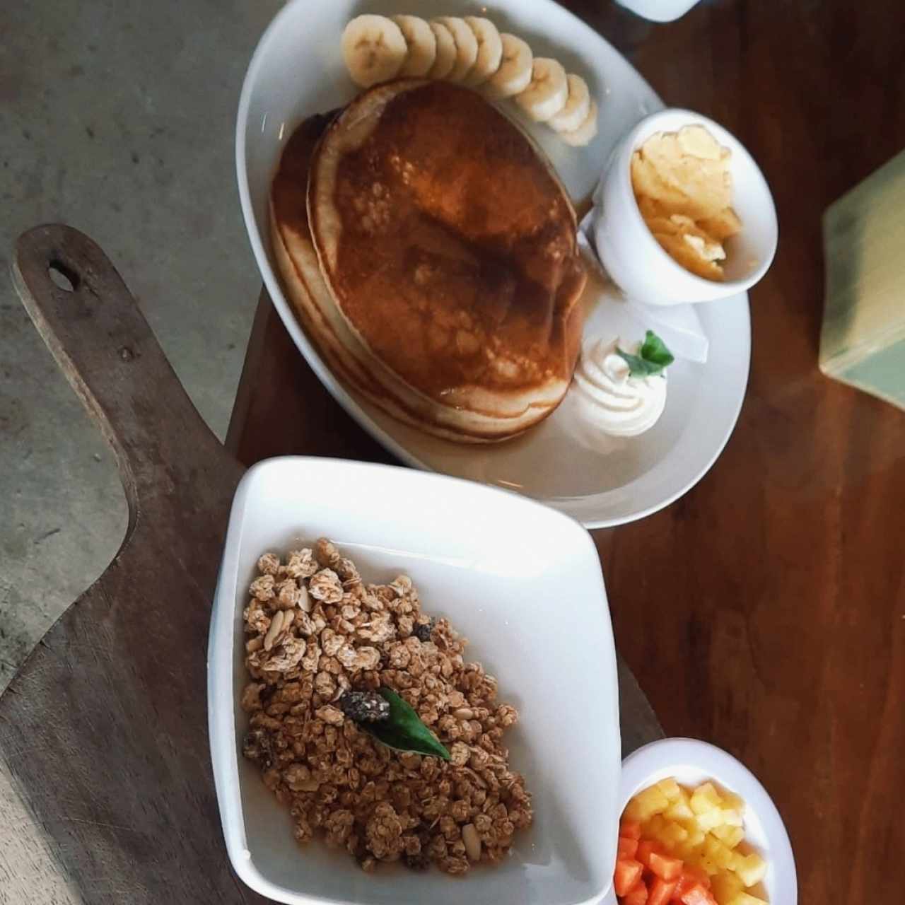 Desayuno  Pancakes con huevos y grabola con yogurt (no se aprecia en la foto) y frutas