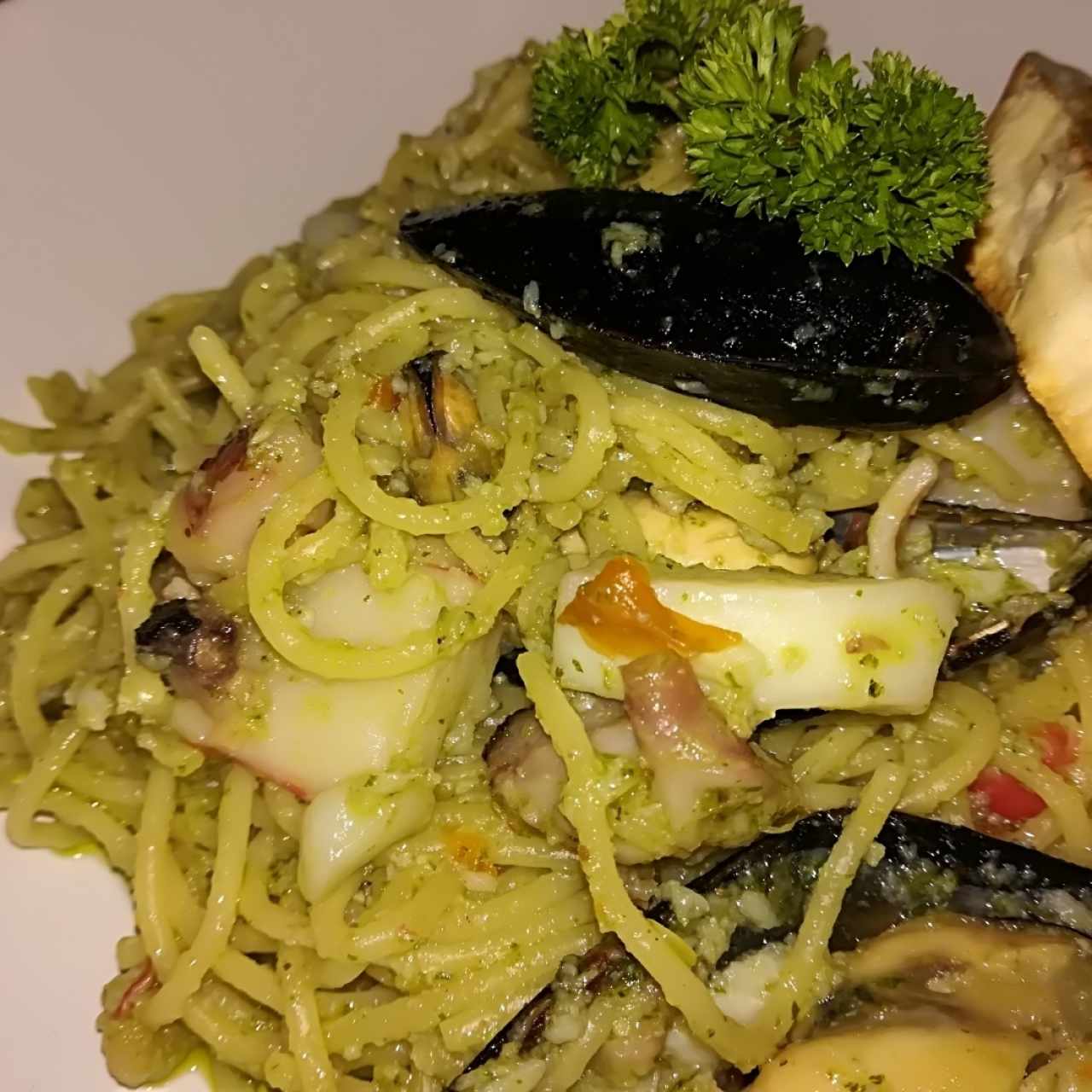 spaguetti al óleo puesto con marisco mixto