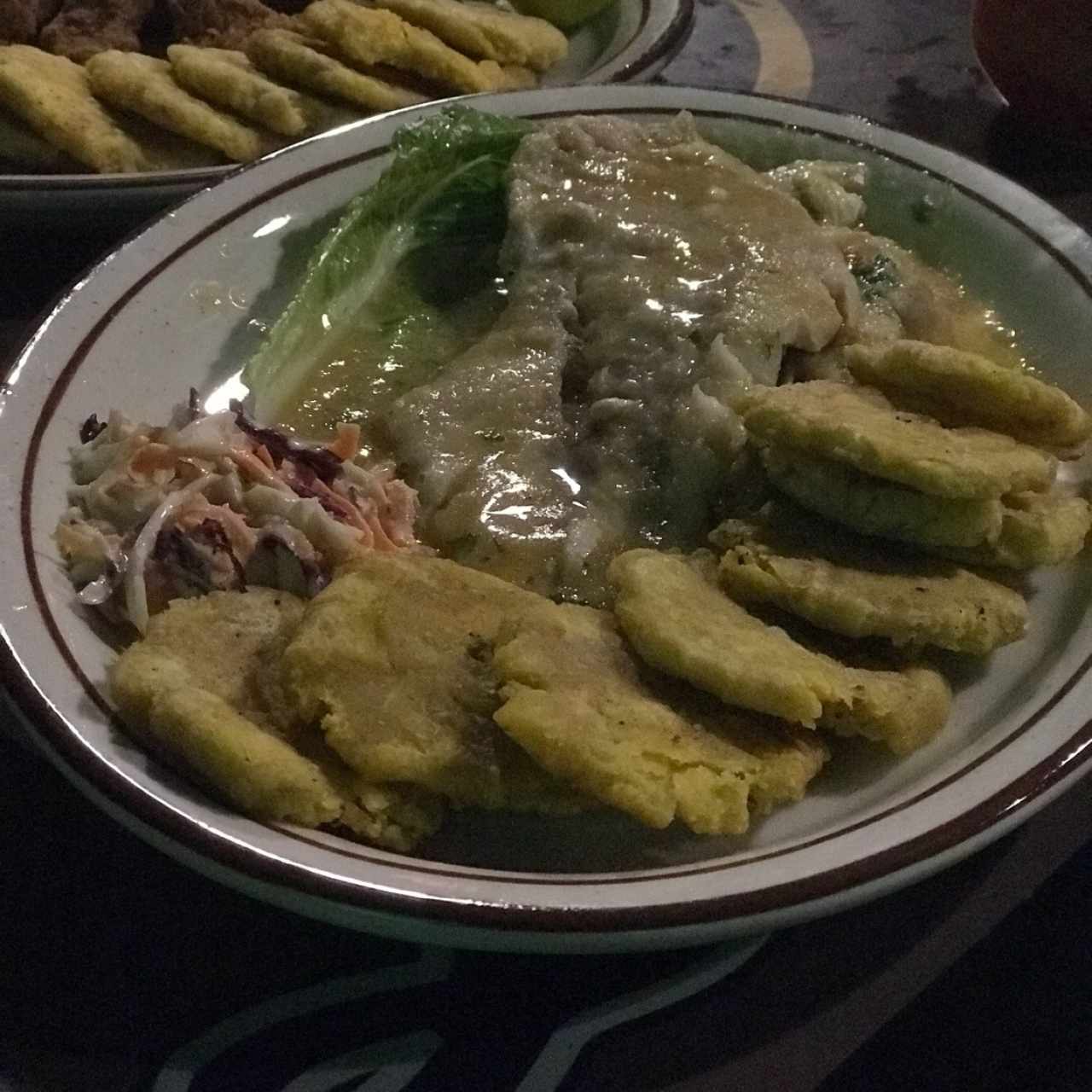 Pescado con Patacones