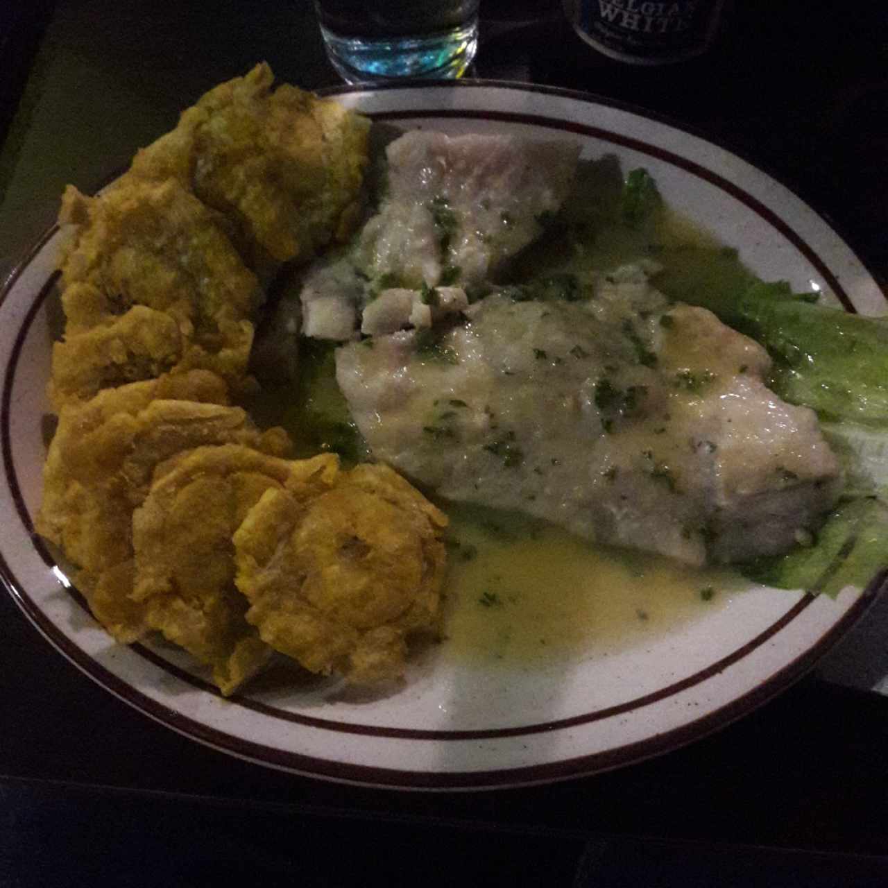 Corvina al ajillo con patacones