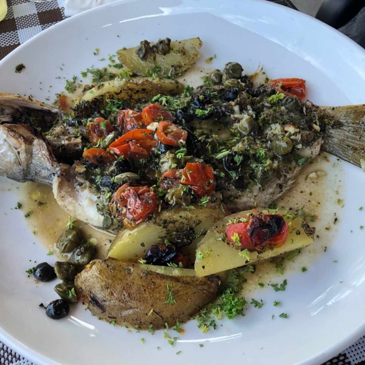 corvina con alcaparras y aceitunas