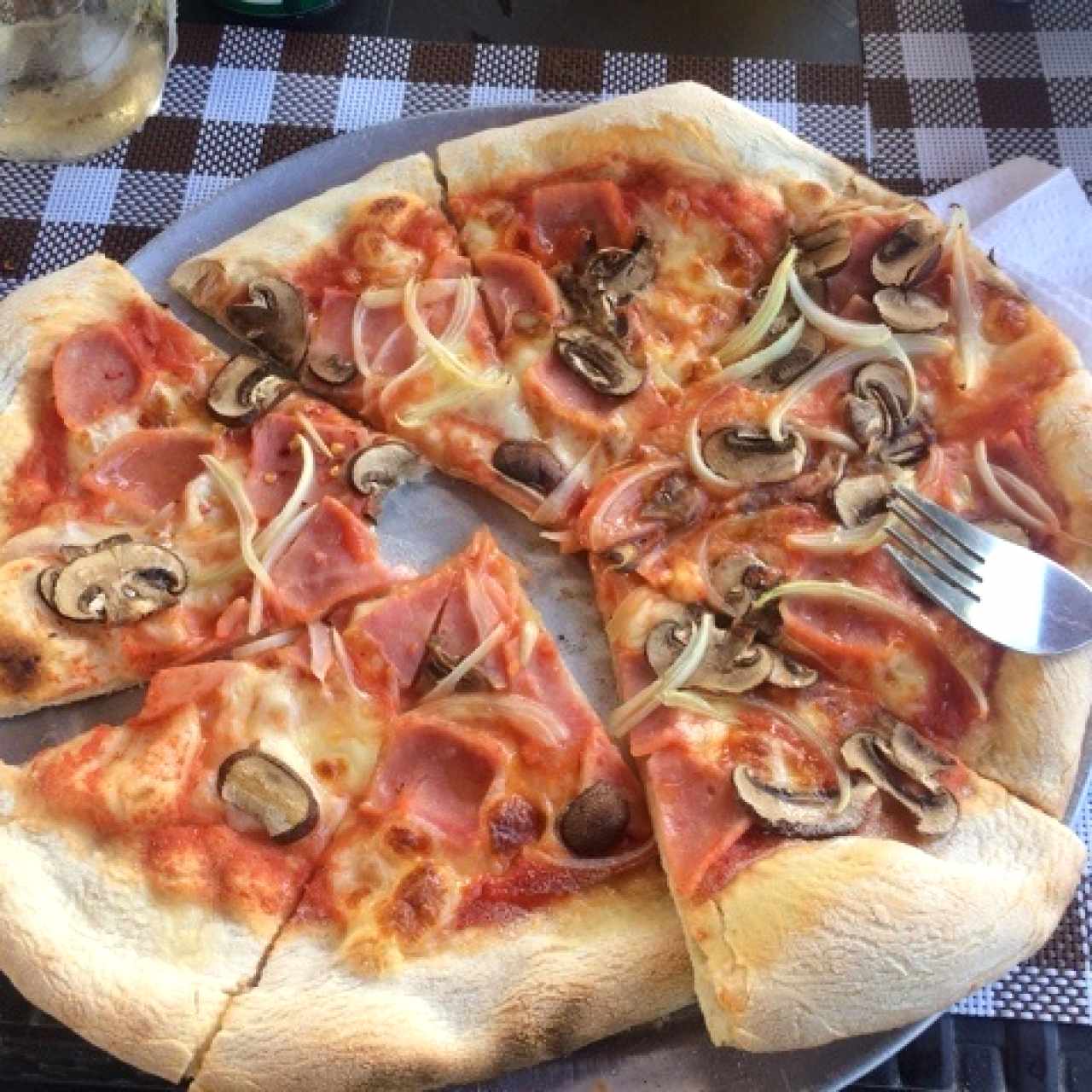 Pizza creada por uno mismo. Jamon, cebolla y champiñones frescos.