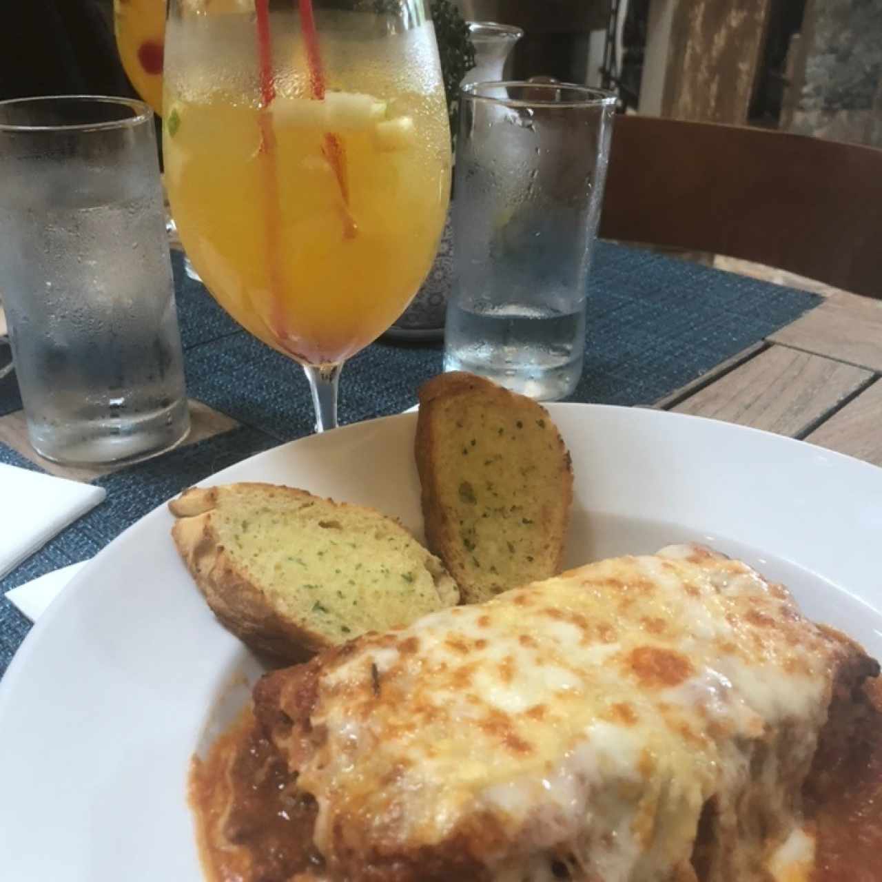 lazaña y sangria blnaca 