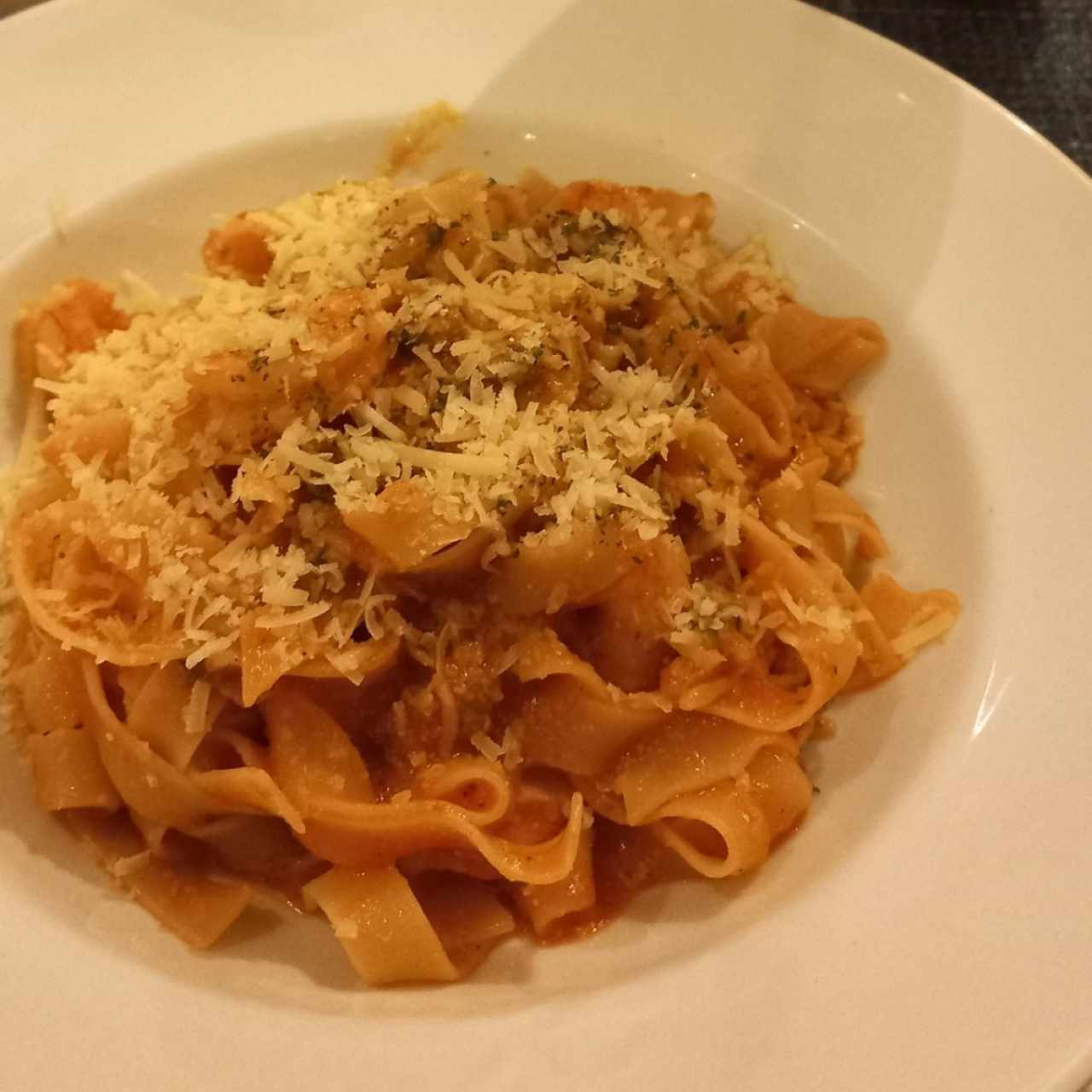 fetuccini con camarones y almejas en salsa roja