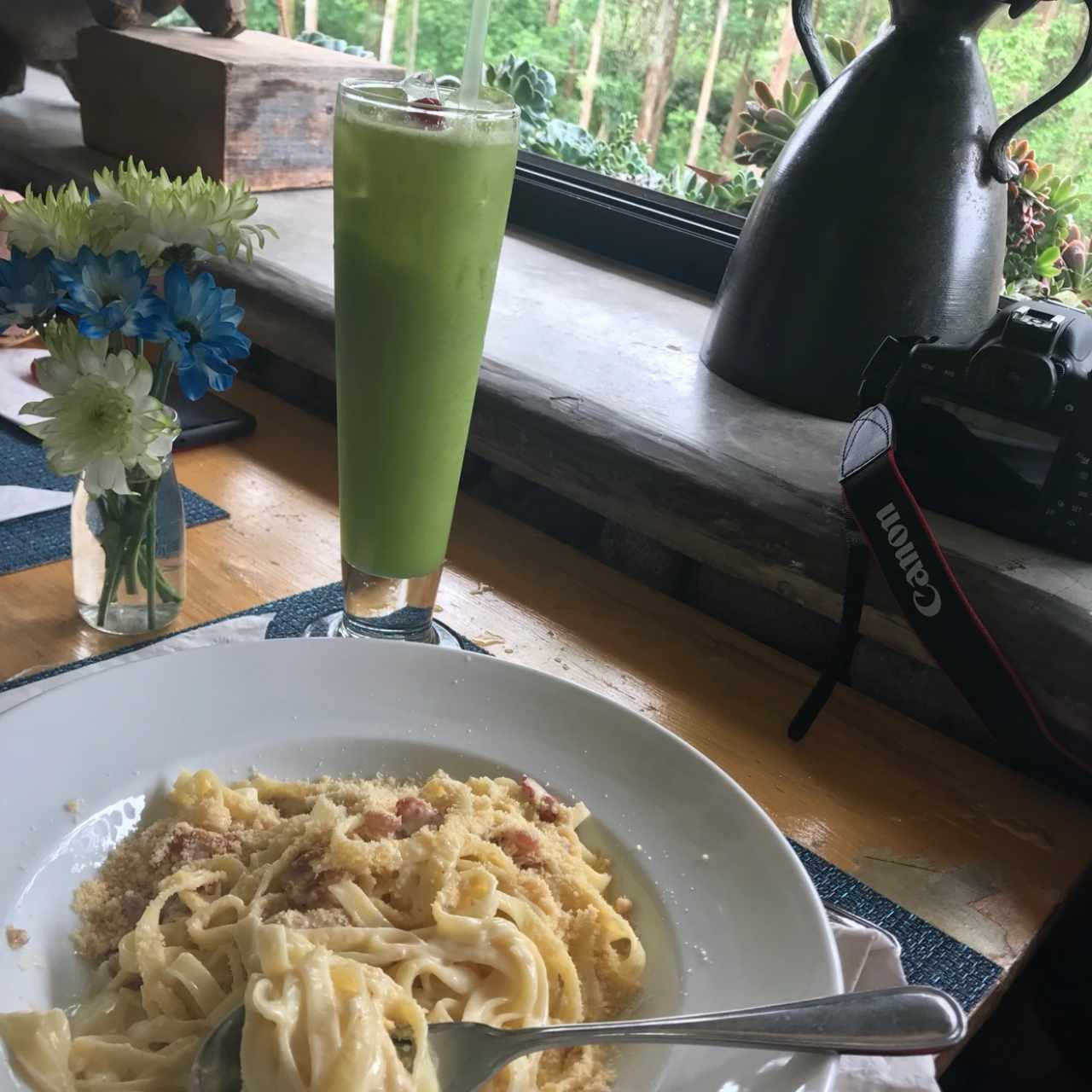 Fettuccini alla carbonara con limonada y hierbabuena 