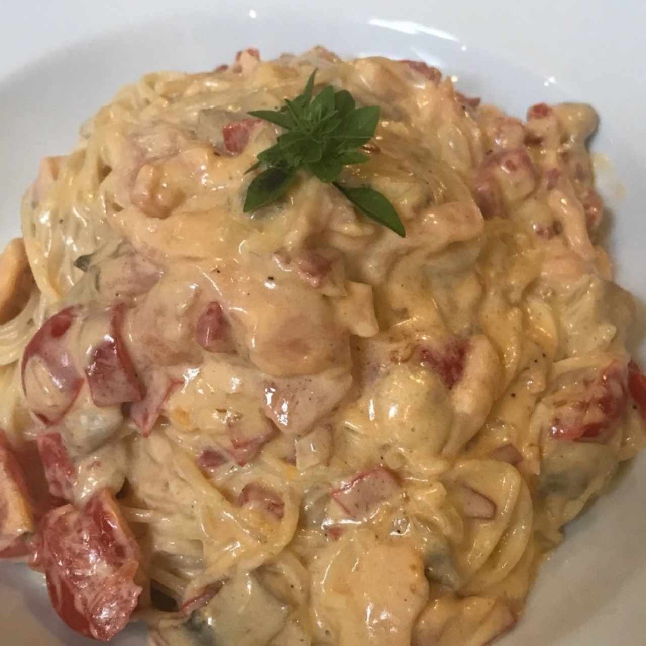 Spaguettini con salmón ahumado y hongos