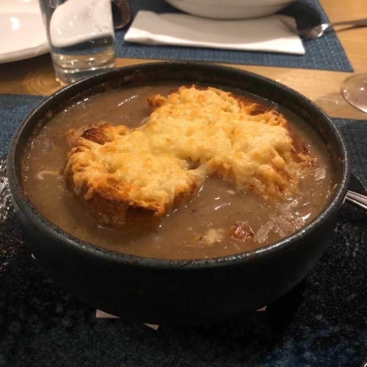 sopa de Cebolla con pan Gratinado