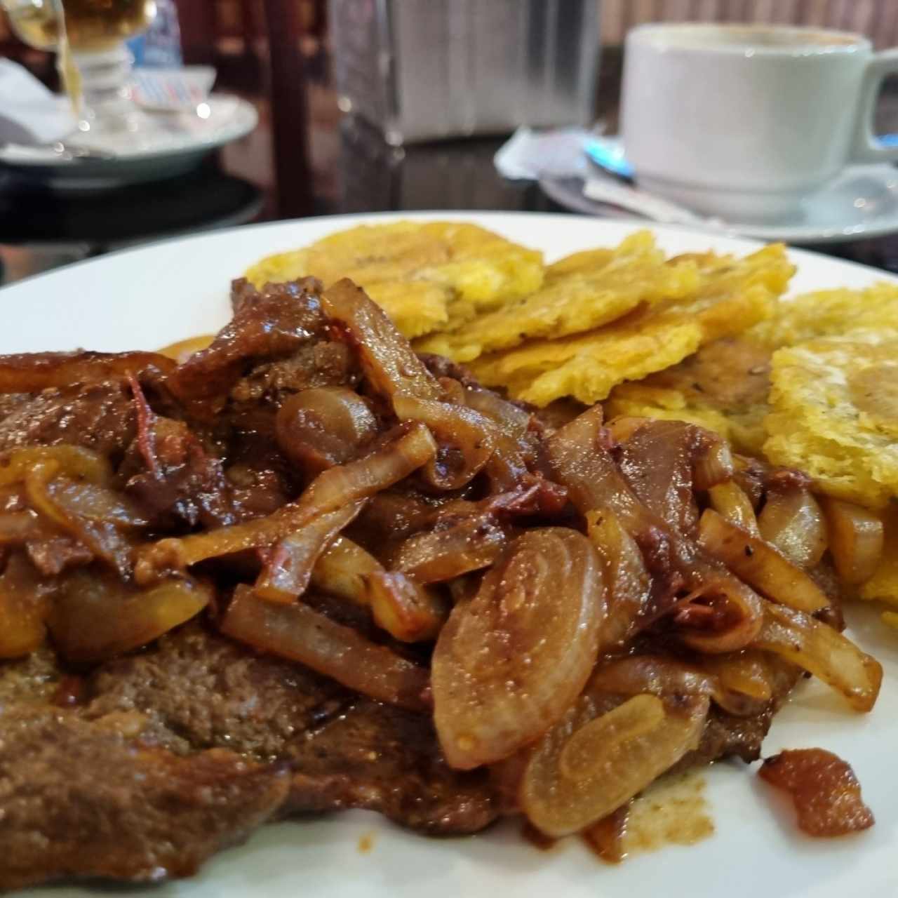 Hígado encebollado con patacones