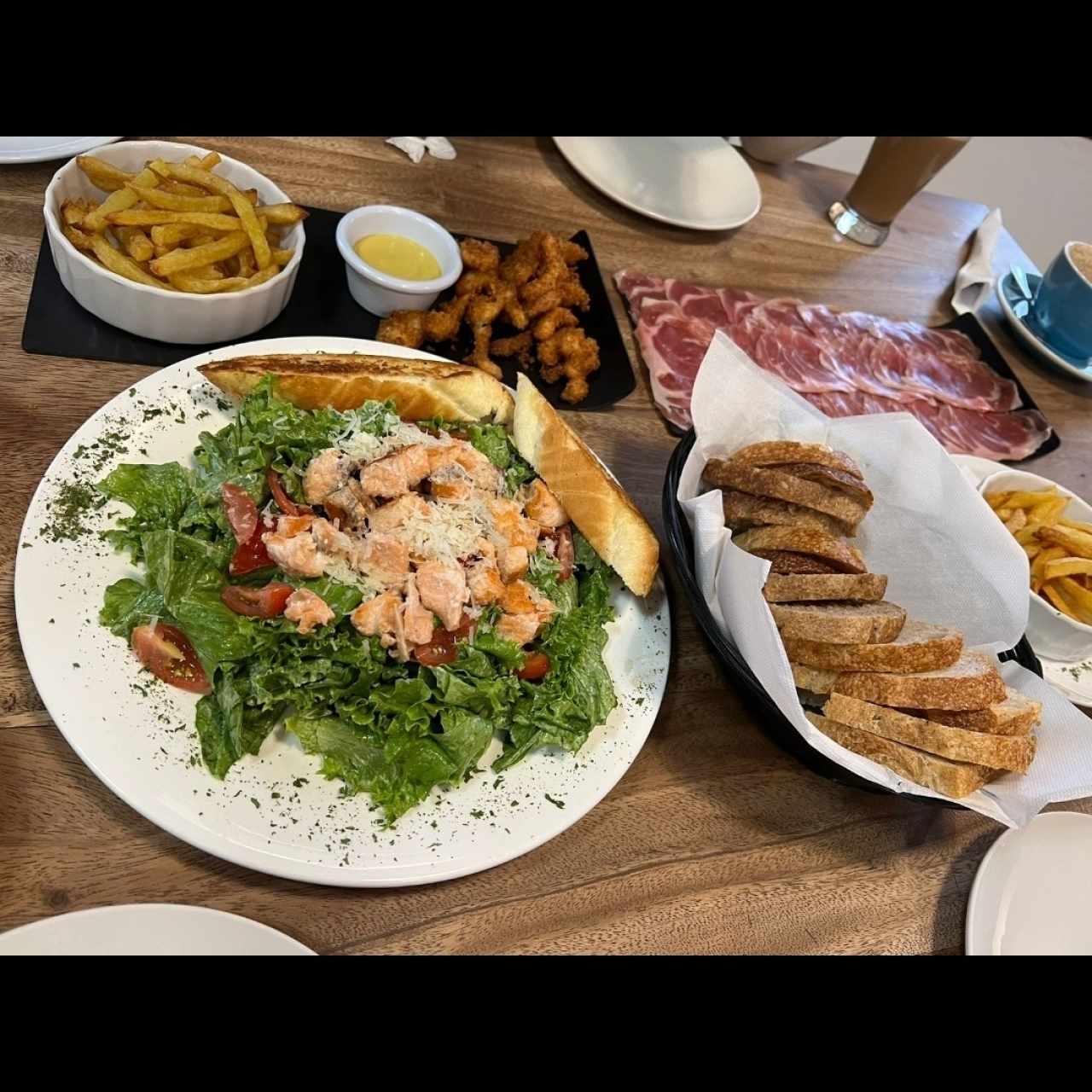 ensalada de salmón, jamón Serrano, dedito de pollo