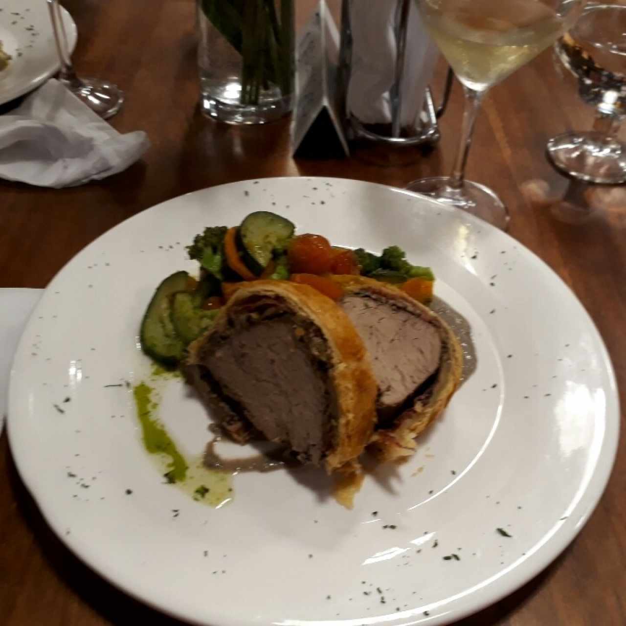 Solomillo Wellington con Ibérico en salsa de salsa de champiñones y veg. salteados