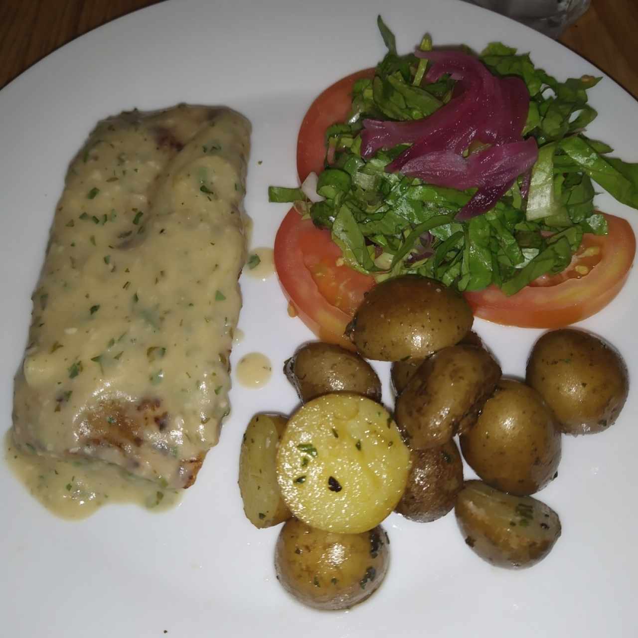 Corvina al ajillo con papas salteadas y ensalada