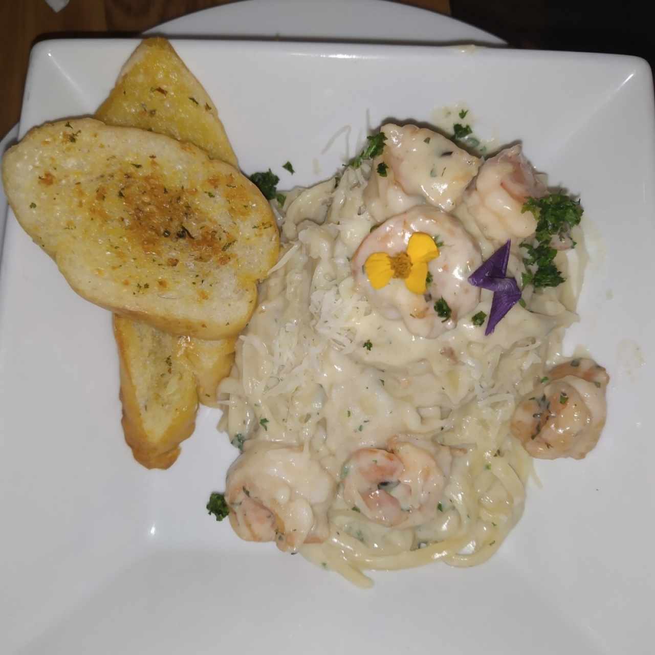 Pasta Alfredo con camarones