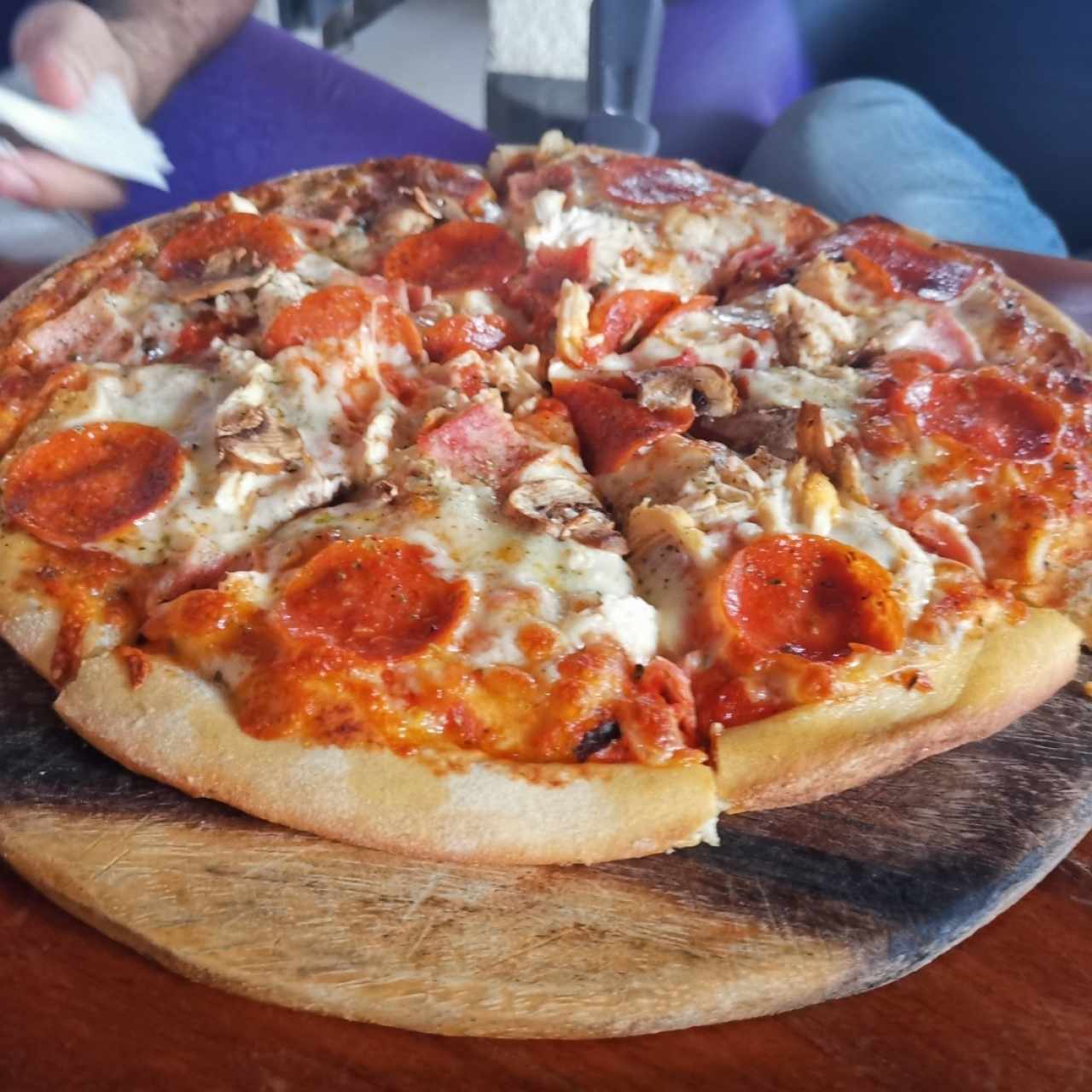 Pizza de pepperoni y pollo