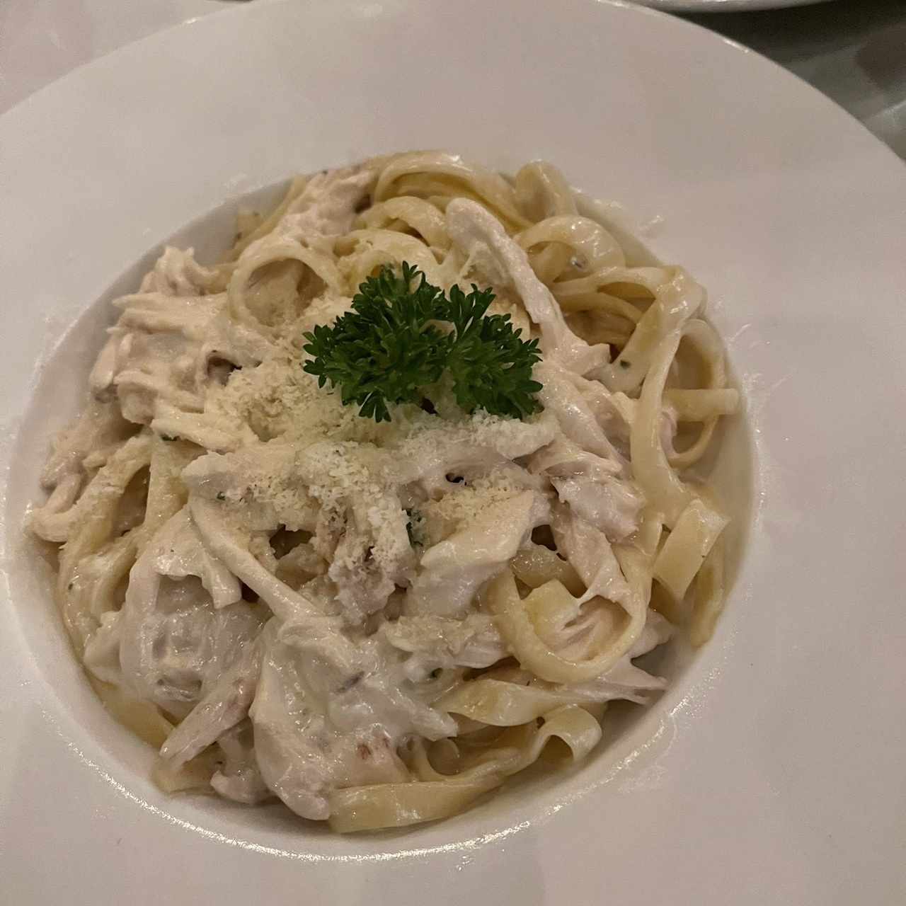 Fetuccini de Pollo en salsa blanca