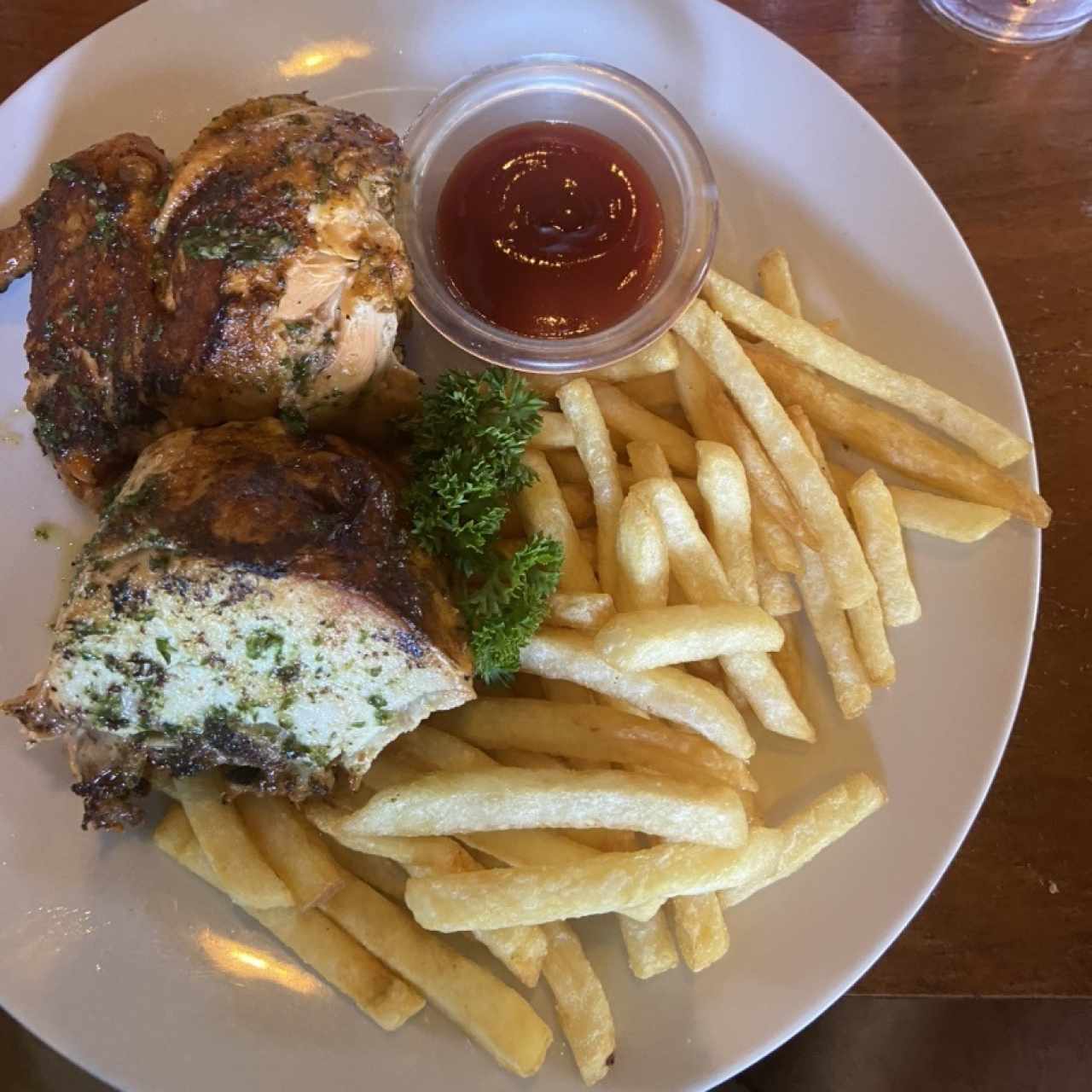 Pollo asado con papas fritas