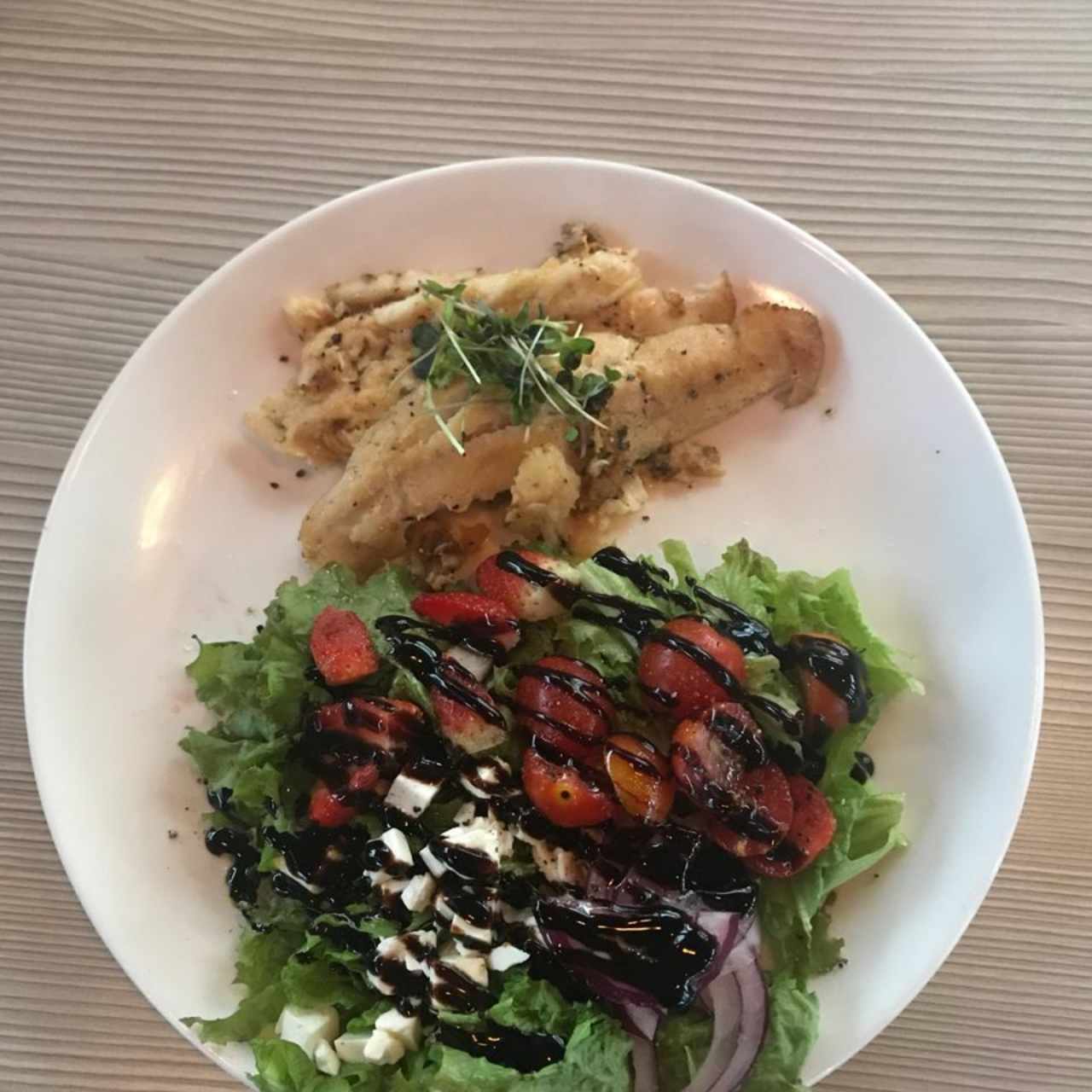 Filete de Pescado con Ensalada Boqueteña