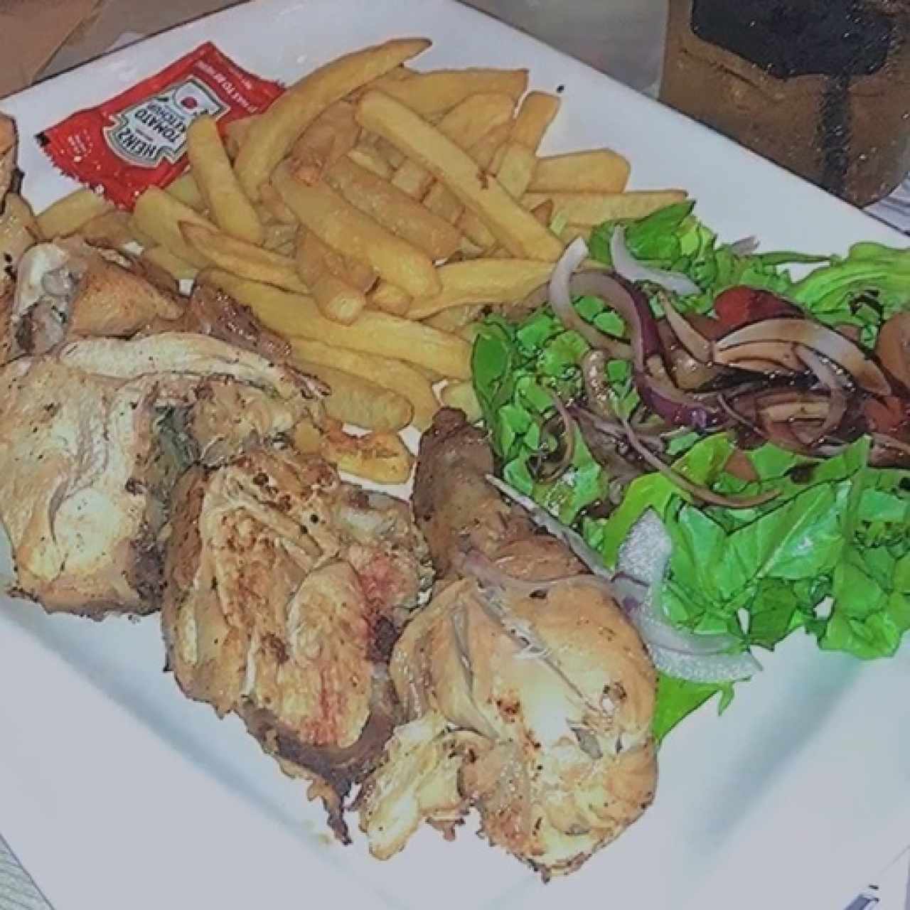 1/2 pollo asado acompañado de papitas fritas y ensalada