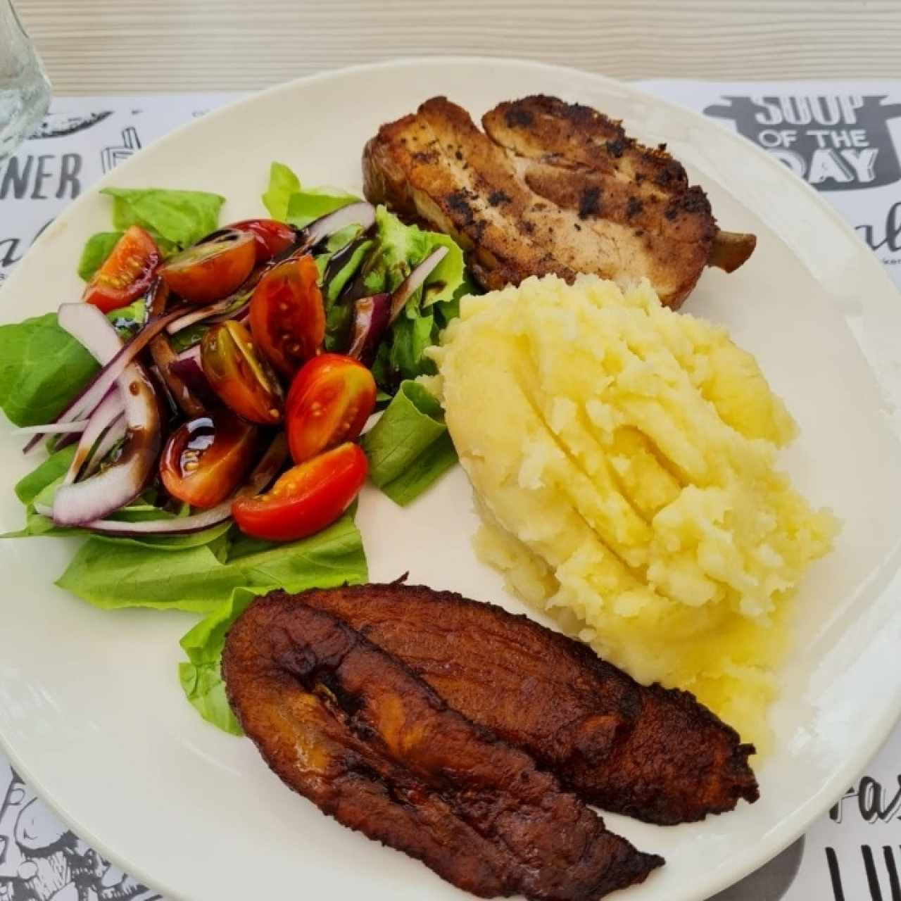 Costillas con Pure y Ensalada 