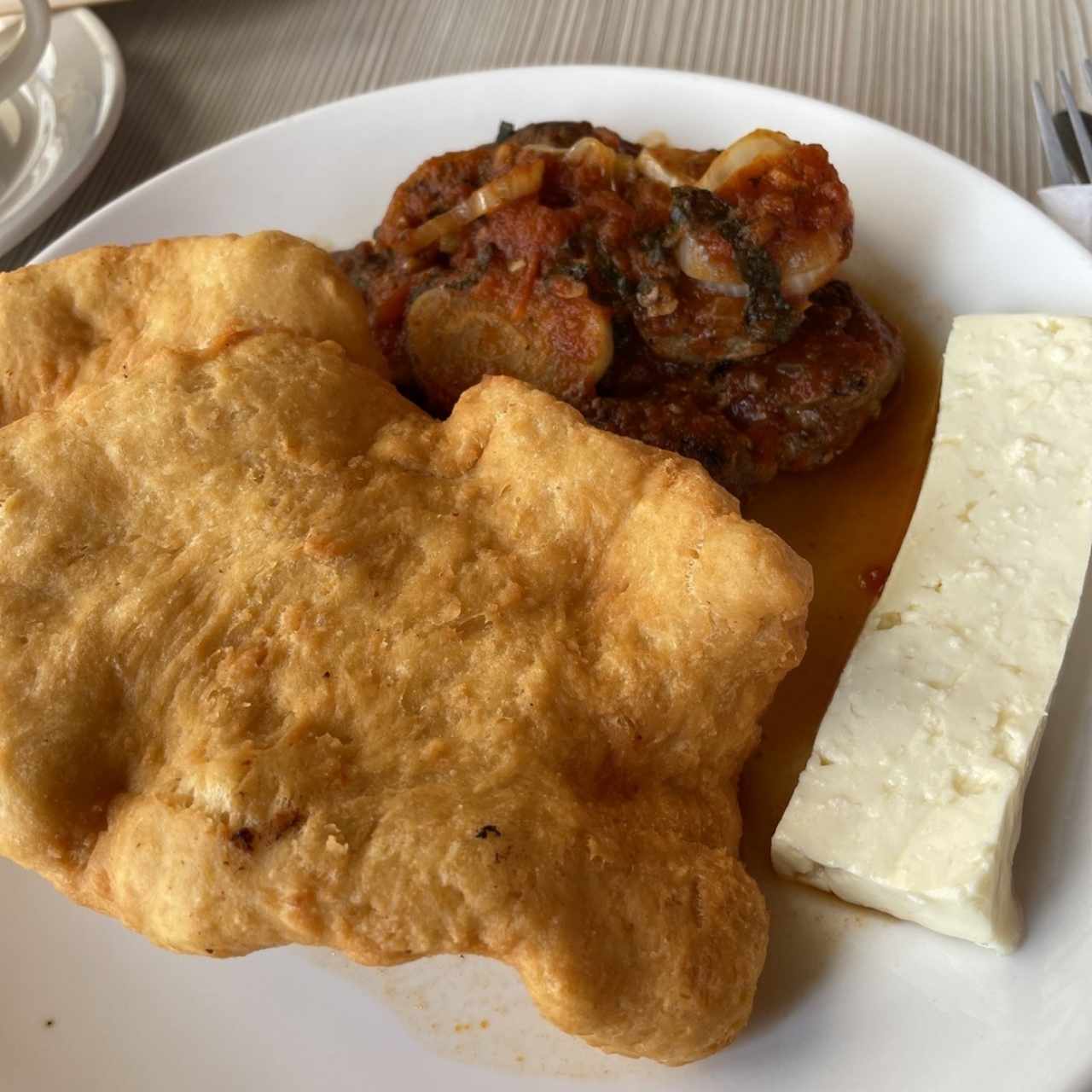 higado encebollado con hojaldre y quedo blanco