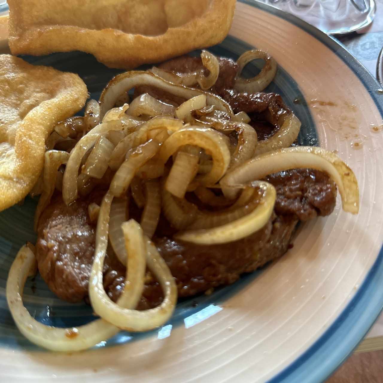 Bistek encebollado