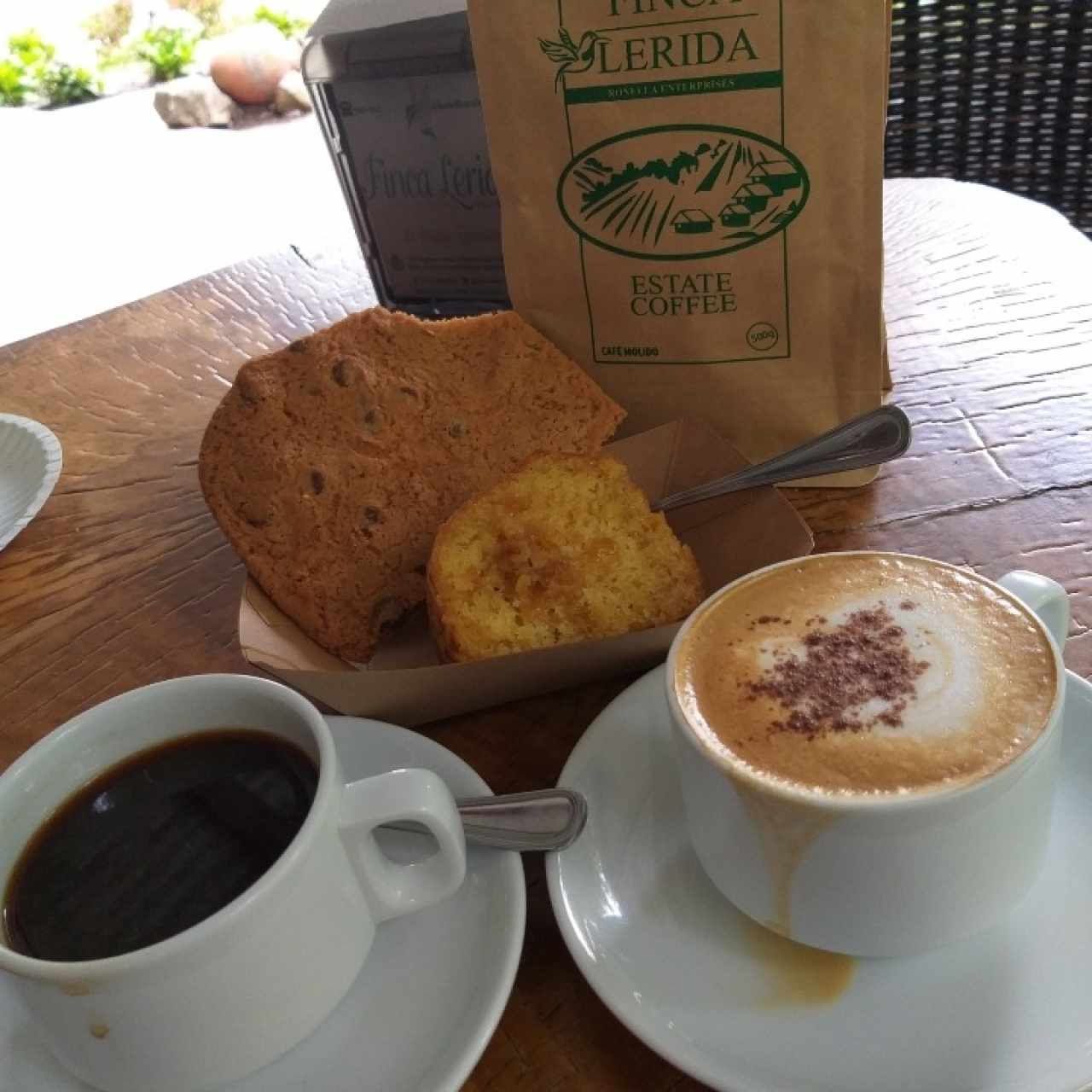 Capuchino y cafe americano con rum cake