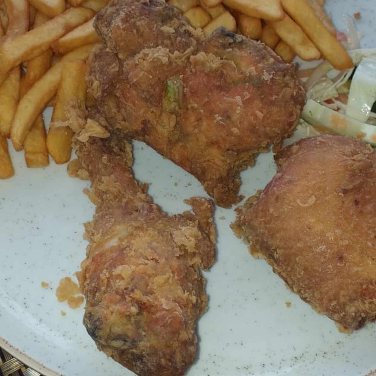 pollo con papá fritas