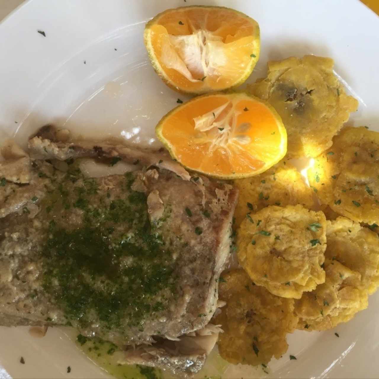 filete de corvina al ajillo con patacones  