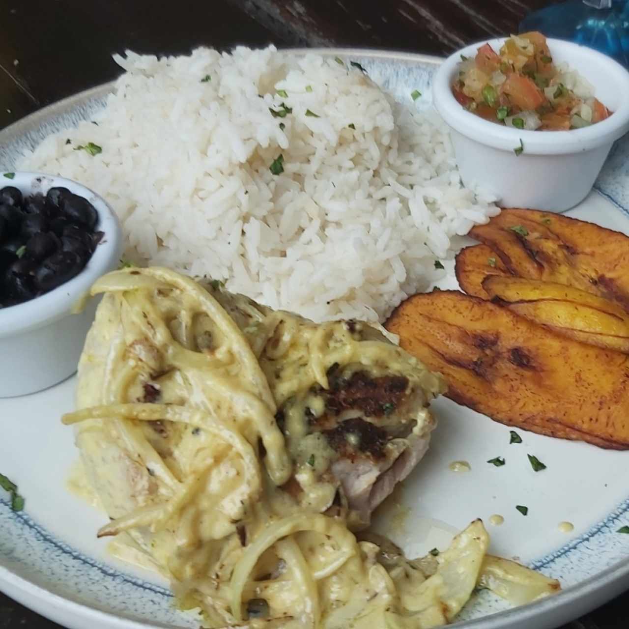 Plato caribeño con pesca del día- atún