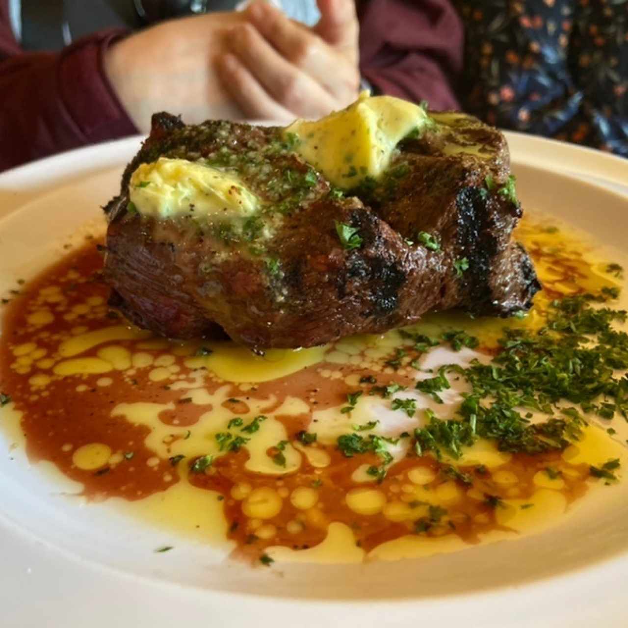 filete de res con mantequilla de ajo