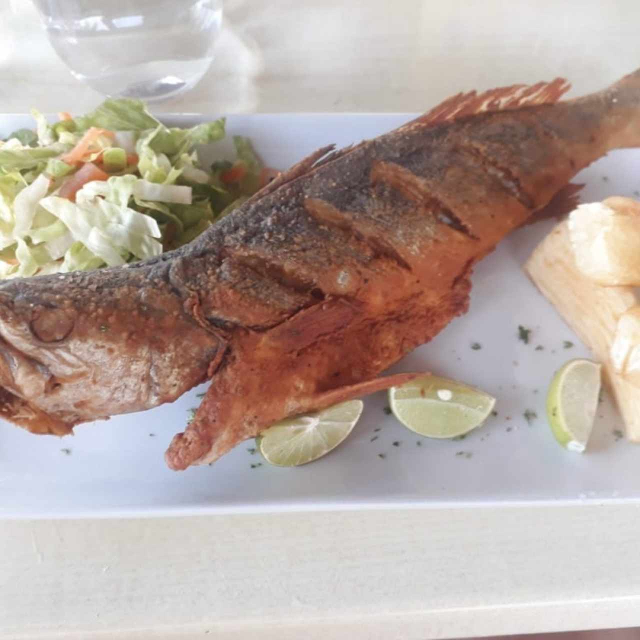 Pescado frito con yuca