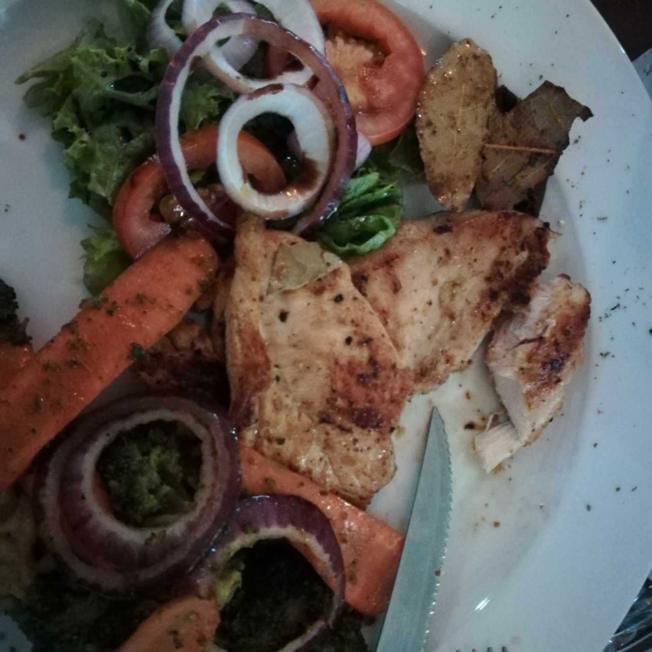 pollo a la parrilla con vegetales salteados