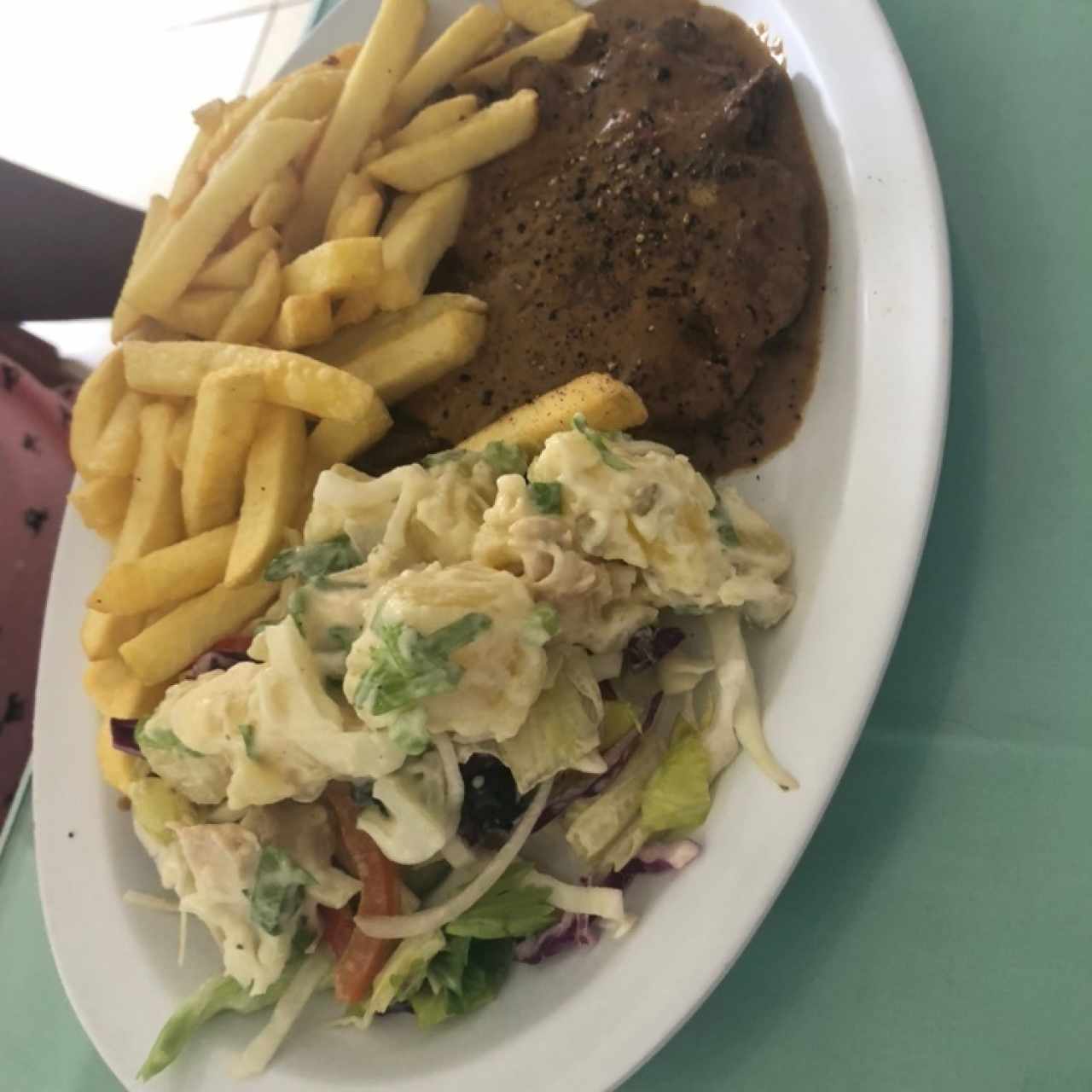 carne a la pimienta con papas y ensalada 