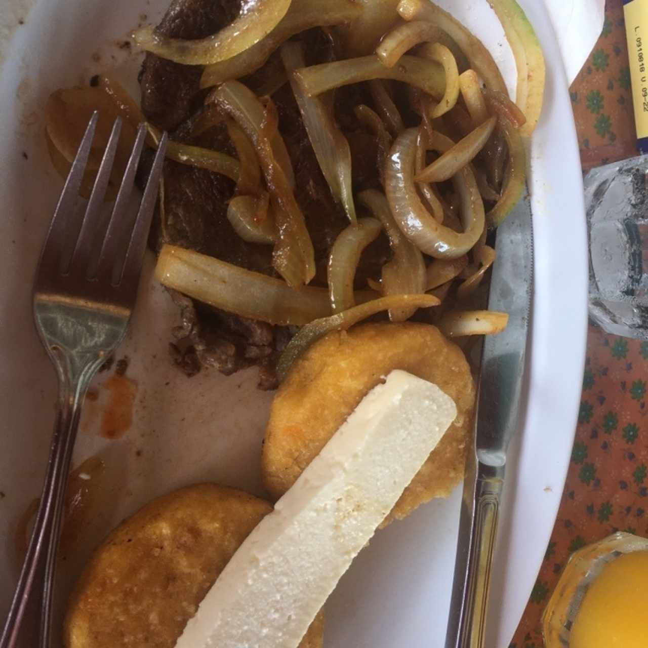 bistec encebollado