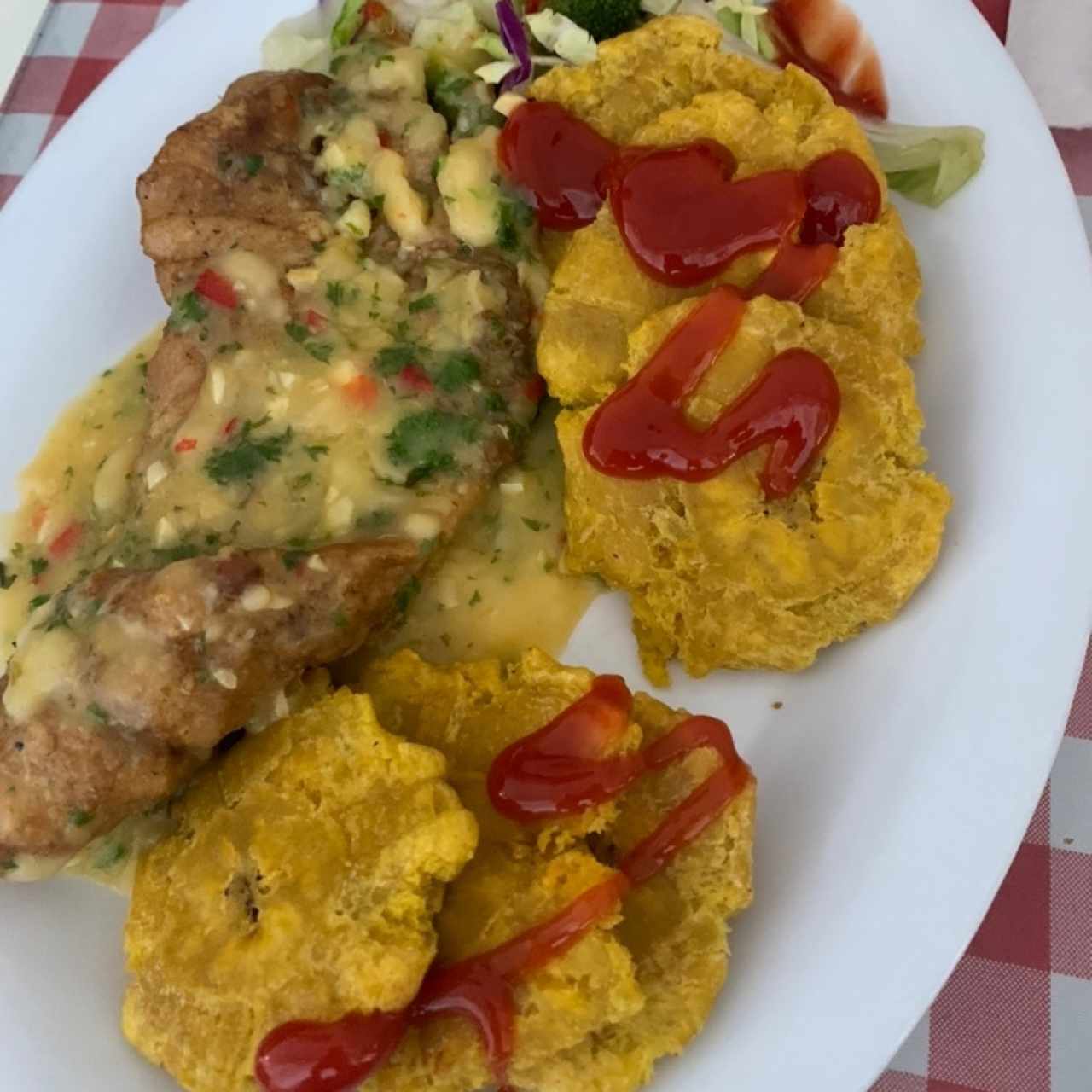 filete de pescado al ajillo con patacones