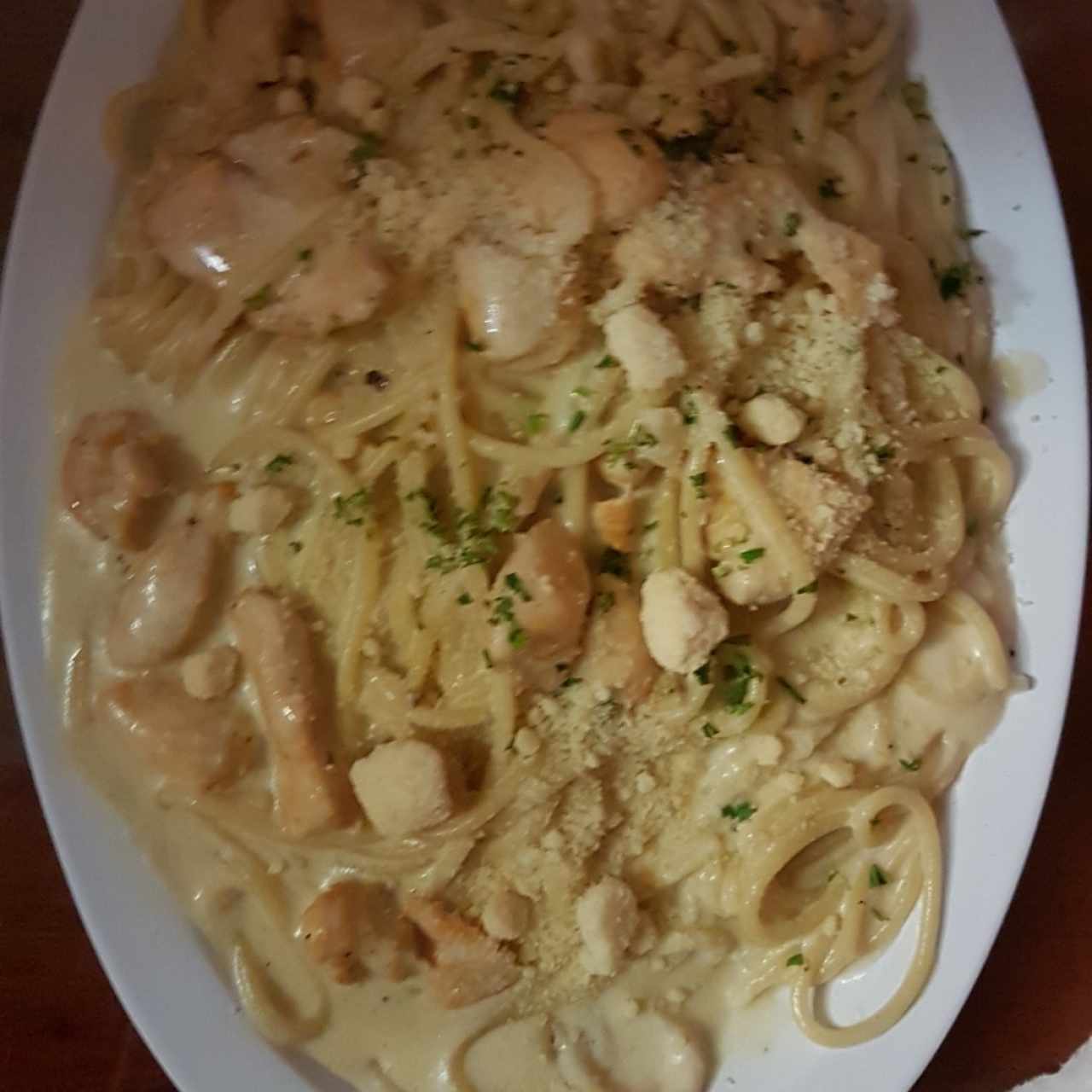 Spaguetti con pollo en salsa blanca