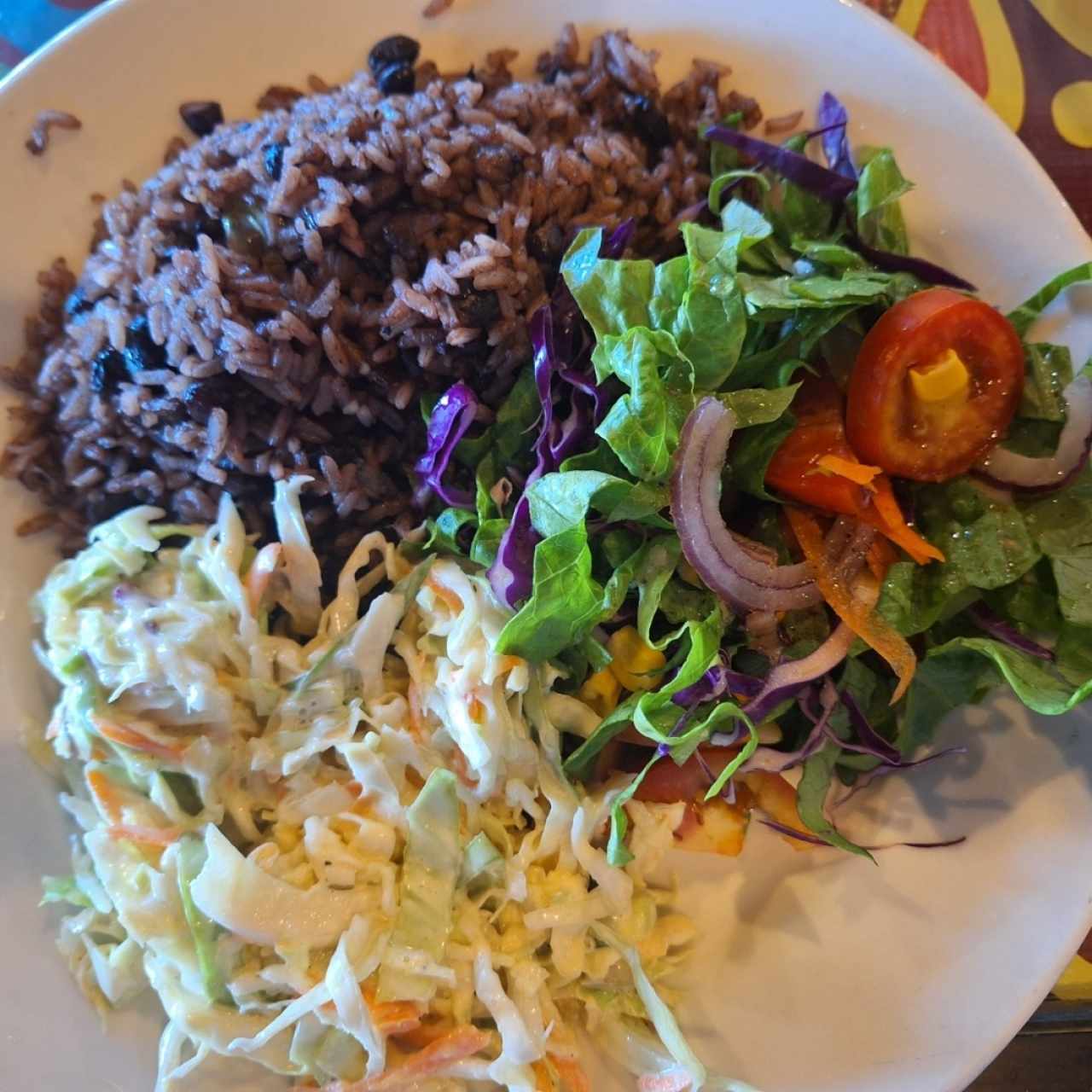 Arroz moro, ensalada de lechugas y ensalada de repollo