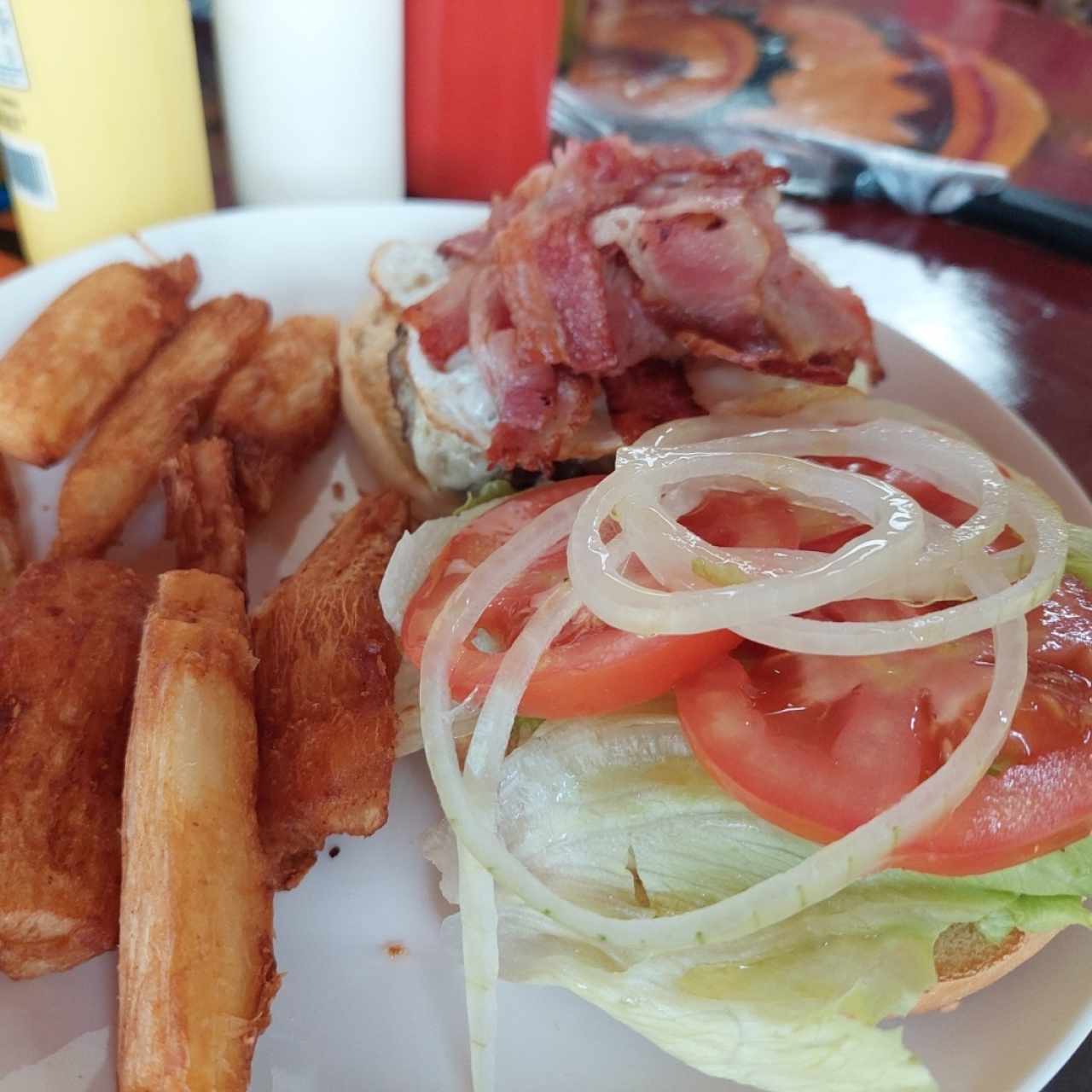 Hamburguesa de res completa con huevo y bacon