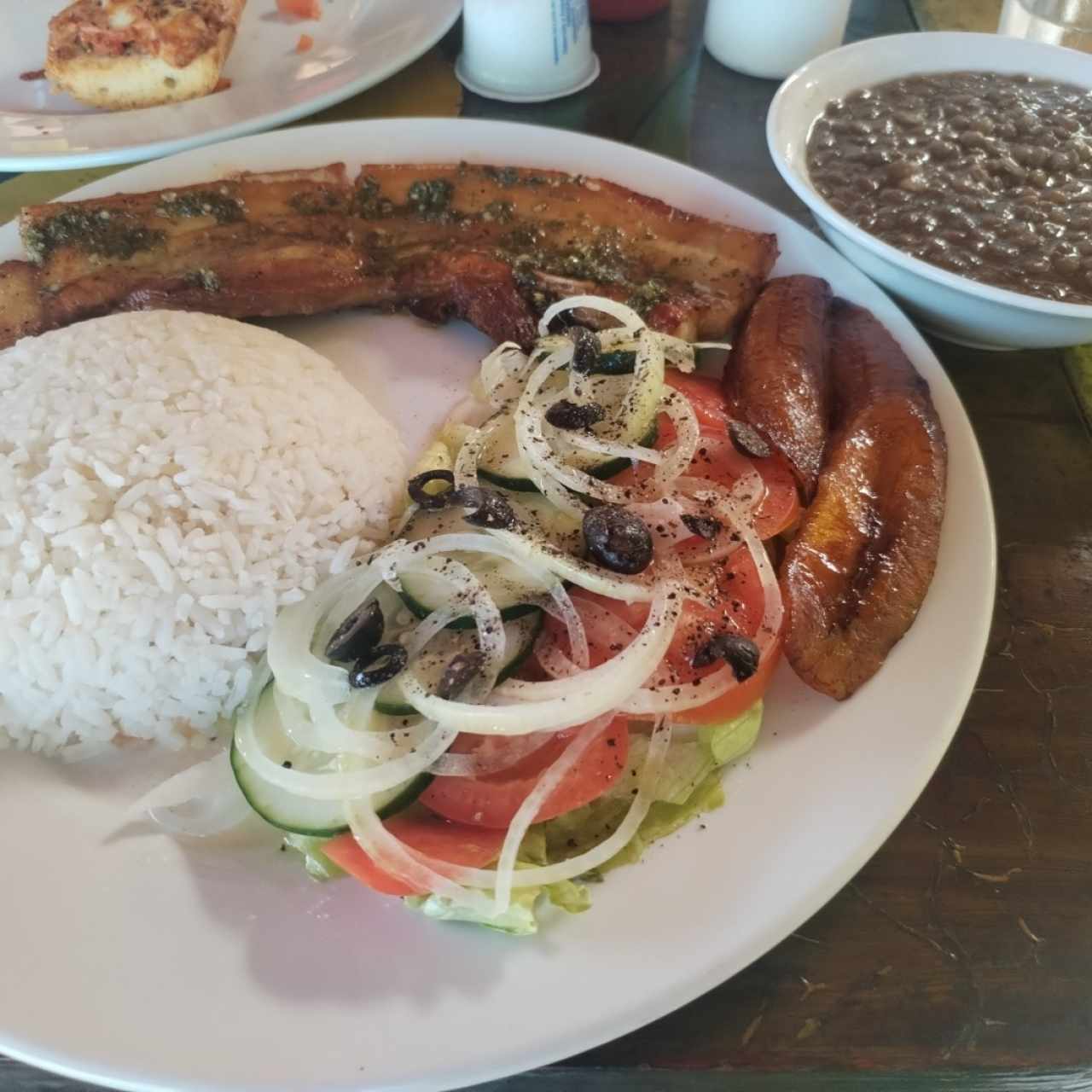 Almuerzo especial con costilla