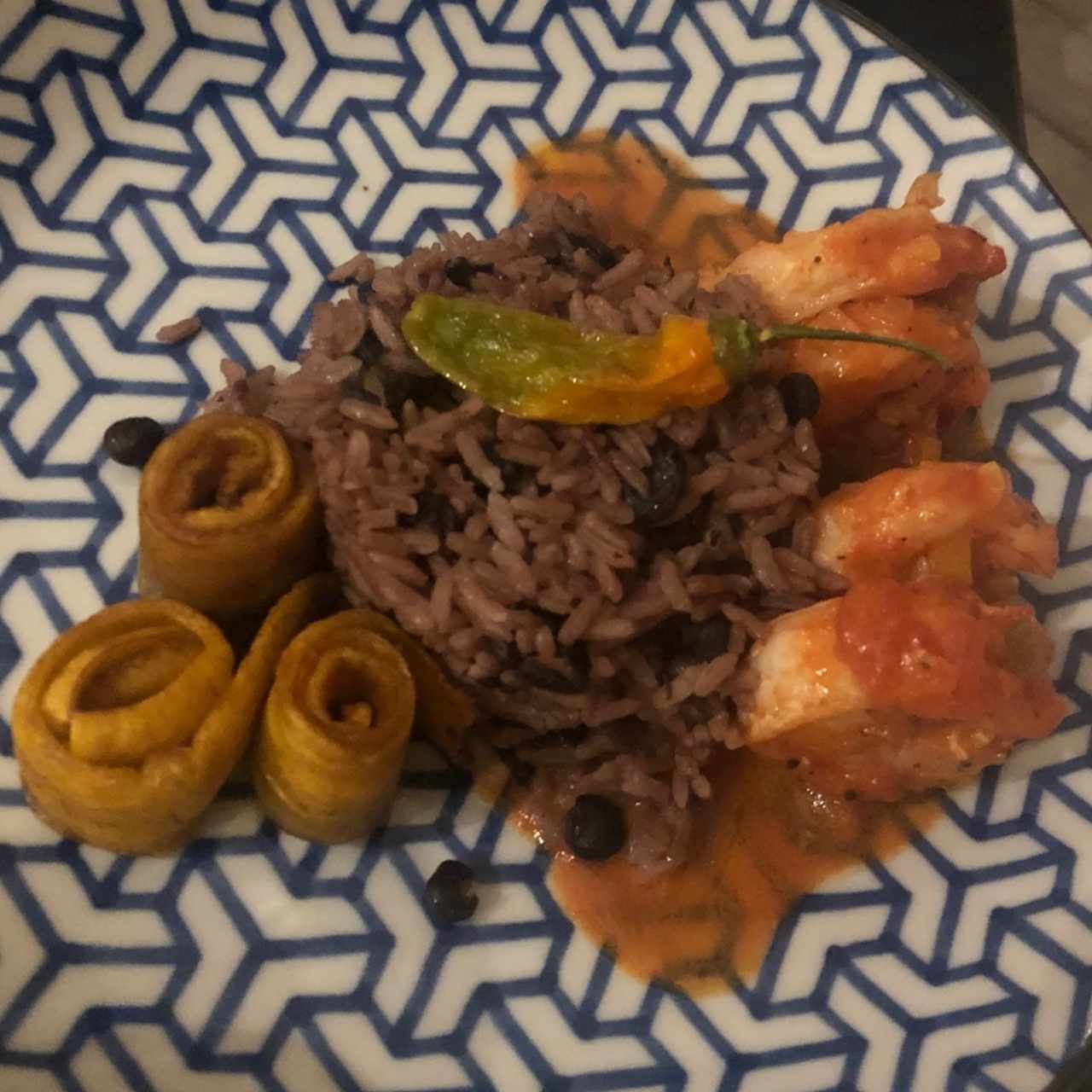 Langostinos a la bocatoreña, arroz con guandu y tajadas