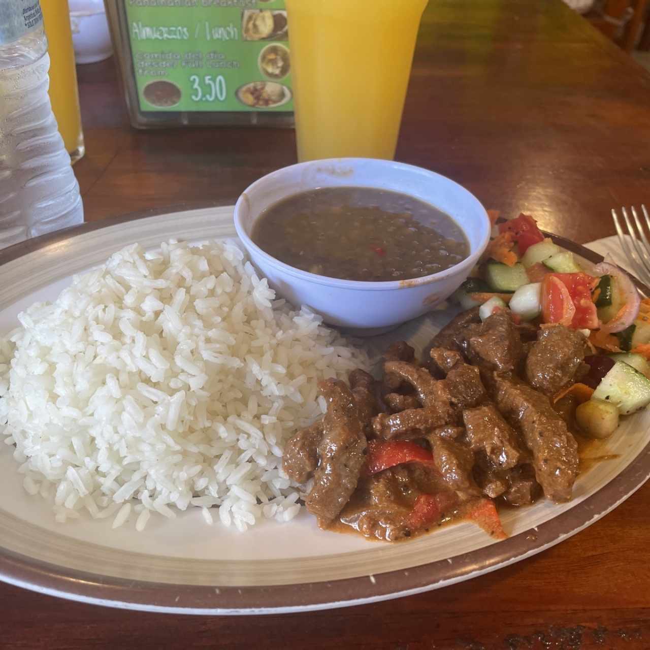 Bistec picada con arroz y lentejas