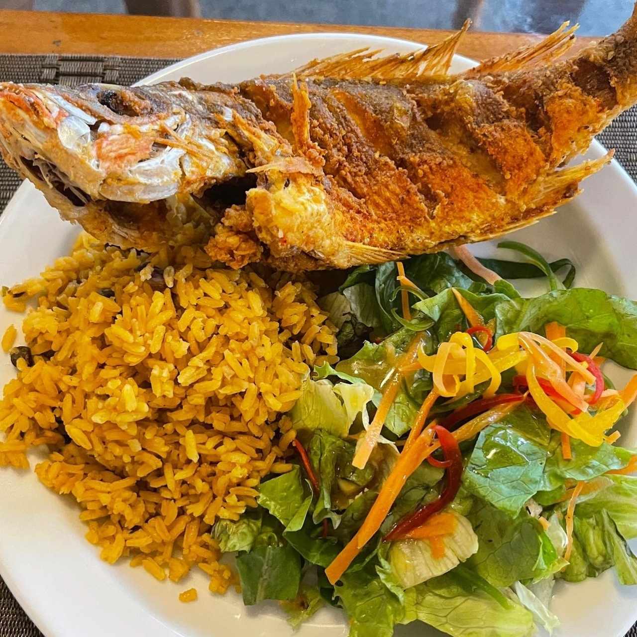 Pargo froto con arroz y ensalada