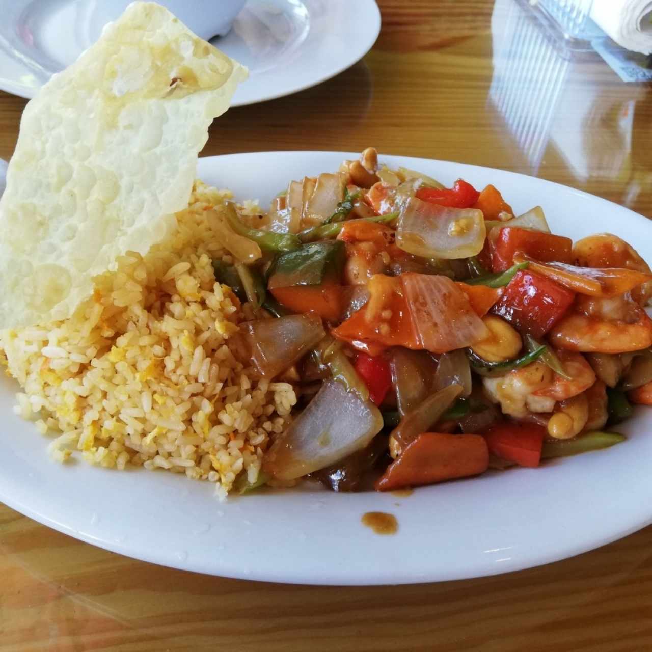 Camarones con pepita de marañon, acompañado de arroz frito