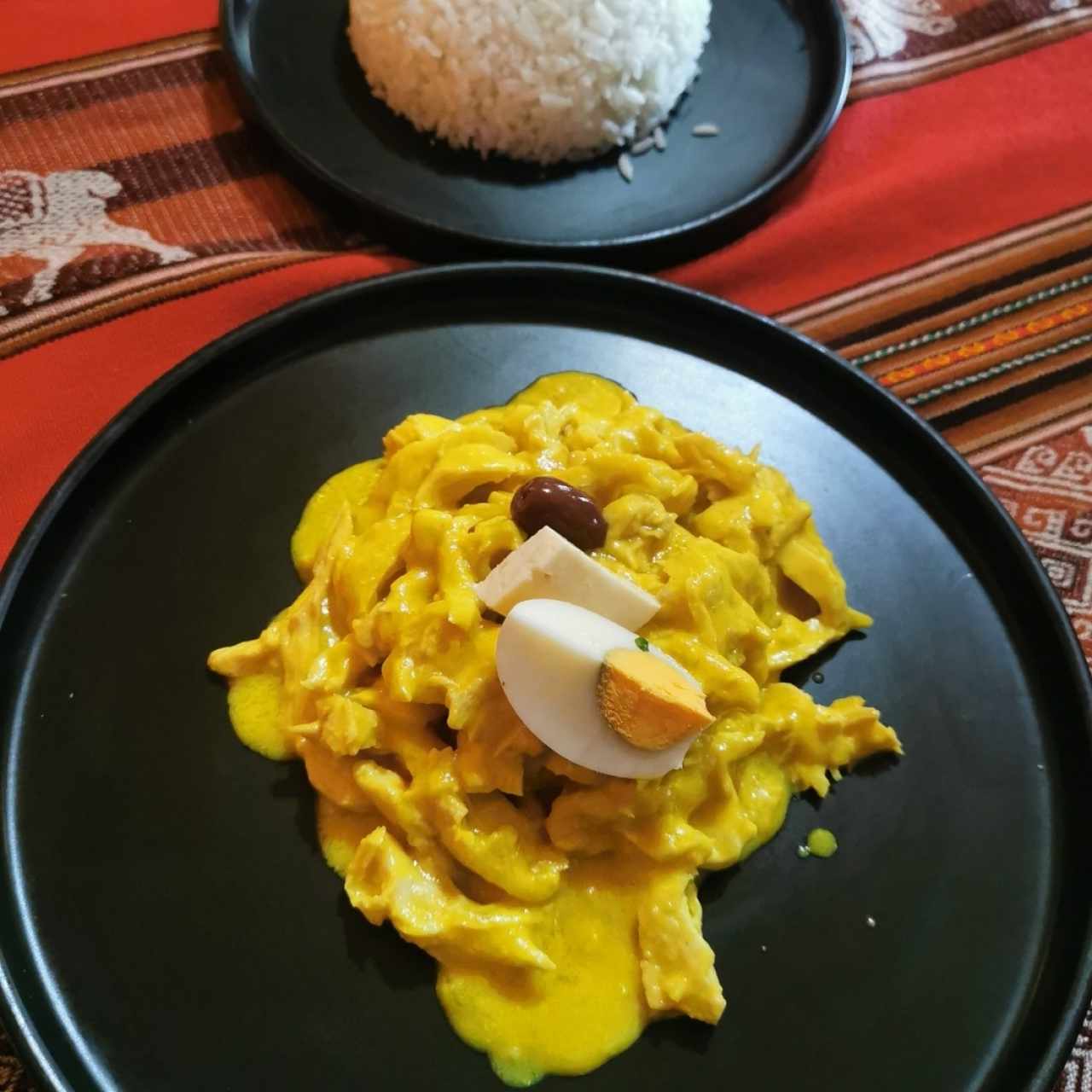 Ají de gallina con arroz blanco