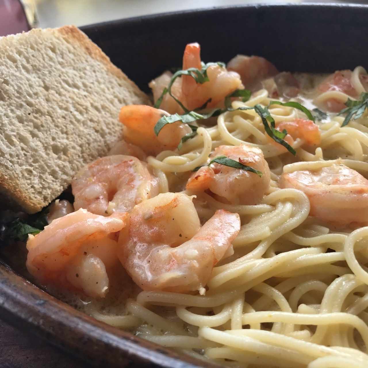 Pasta con camarones en salsa blanca 