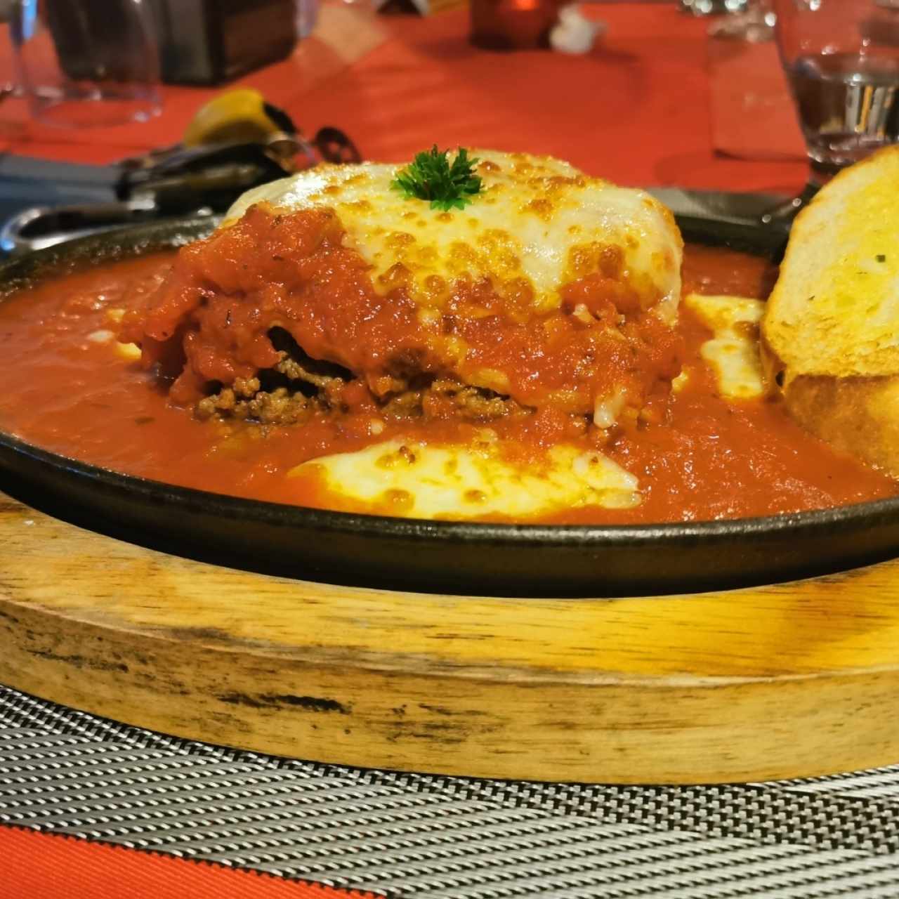 lazaña de carne en salsa roja