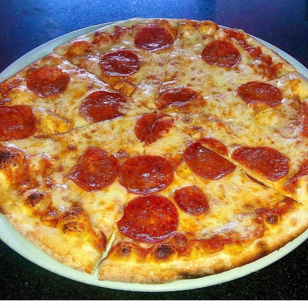 las pizzas son delgadas y muy ricas 